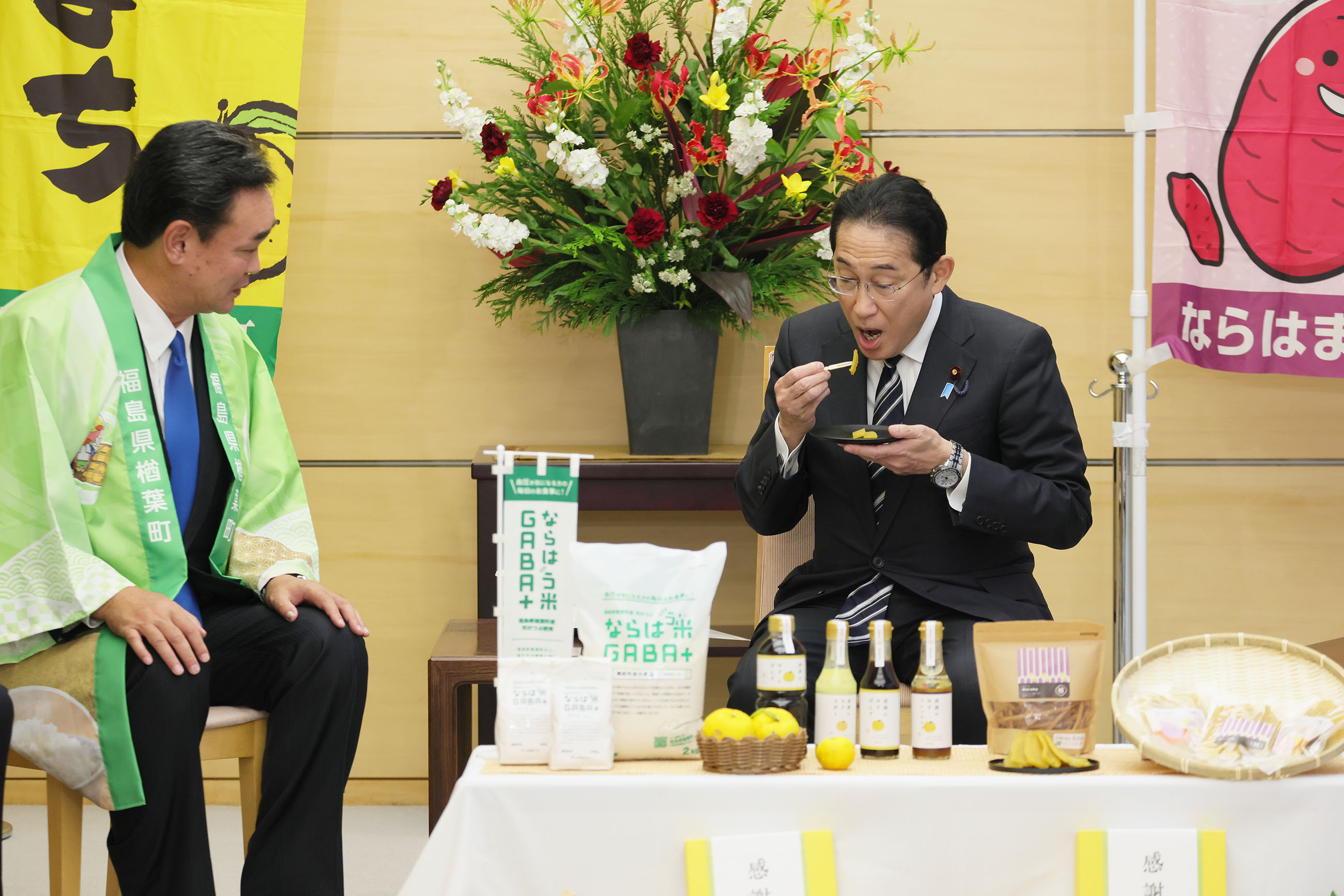 Prime Minister Kishida being presented with sixth industry products (3)