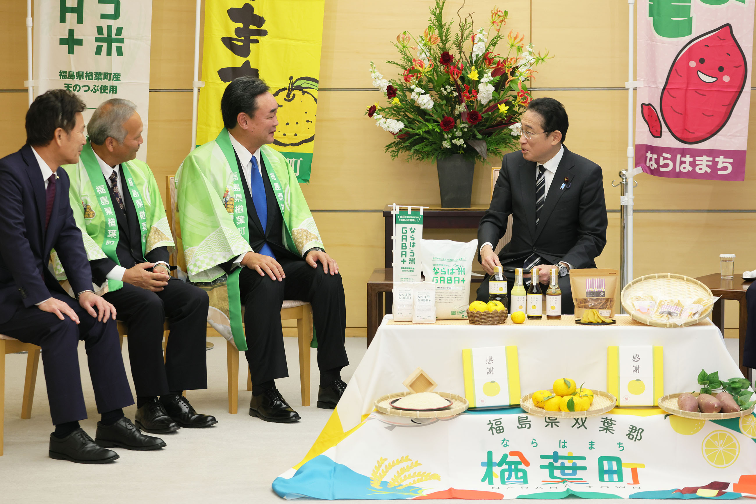 Prime Minister Kishida being presented with sixth industry products (4)