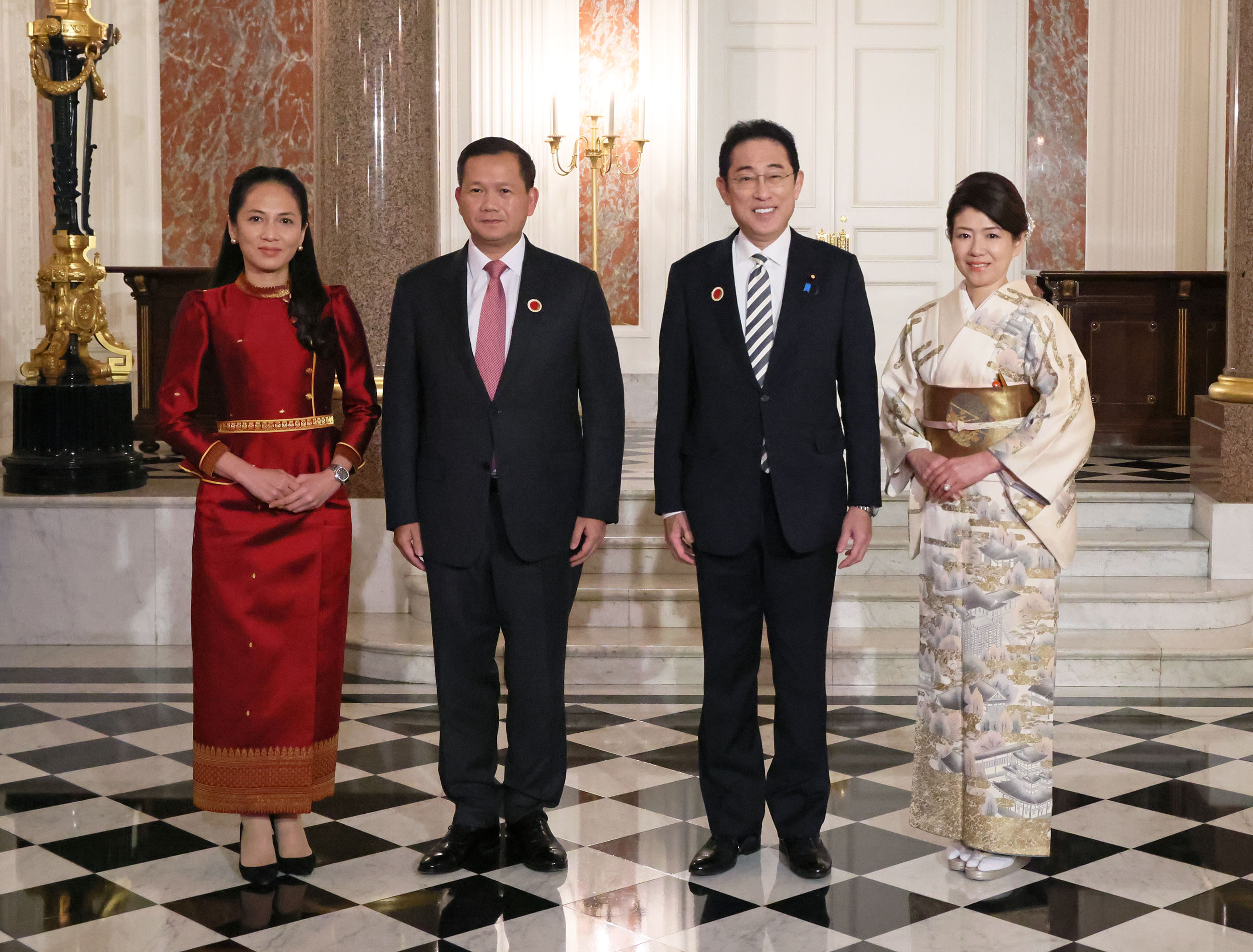 Prime Minister Kishida welcoming Prime Minister Hun Manet of the Kingdom of Cambodia and spouse