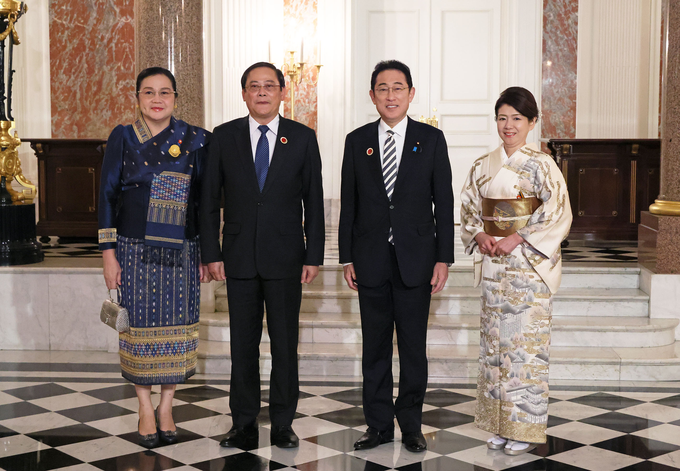 Prime Minister Kishida welcoming Prime Minister Sonexay of the Lao People’s Democratic Republic and spouse