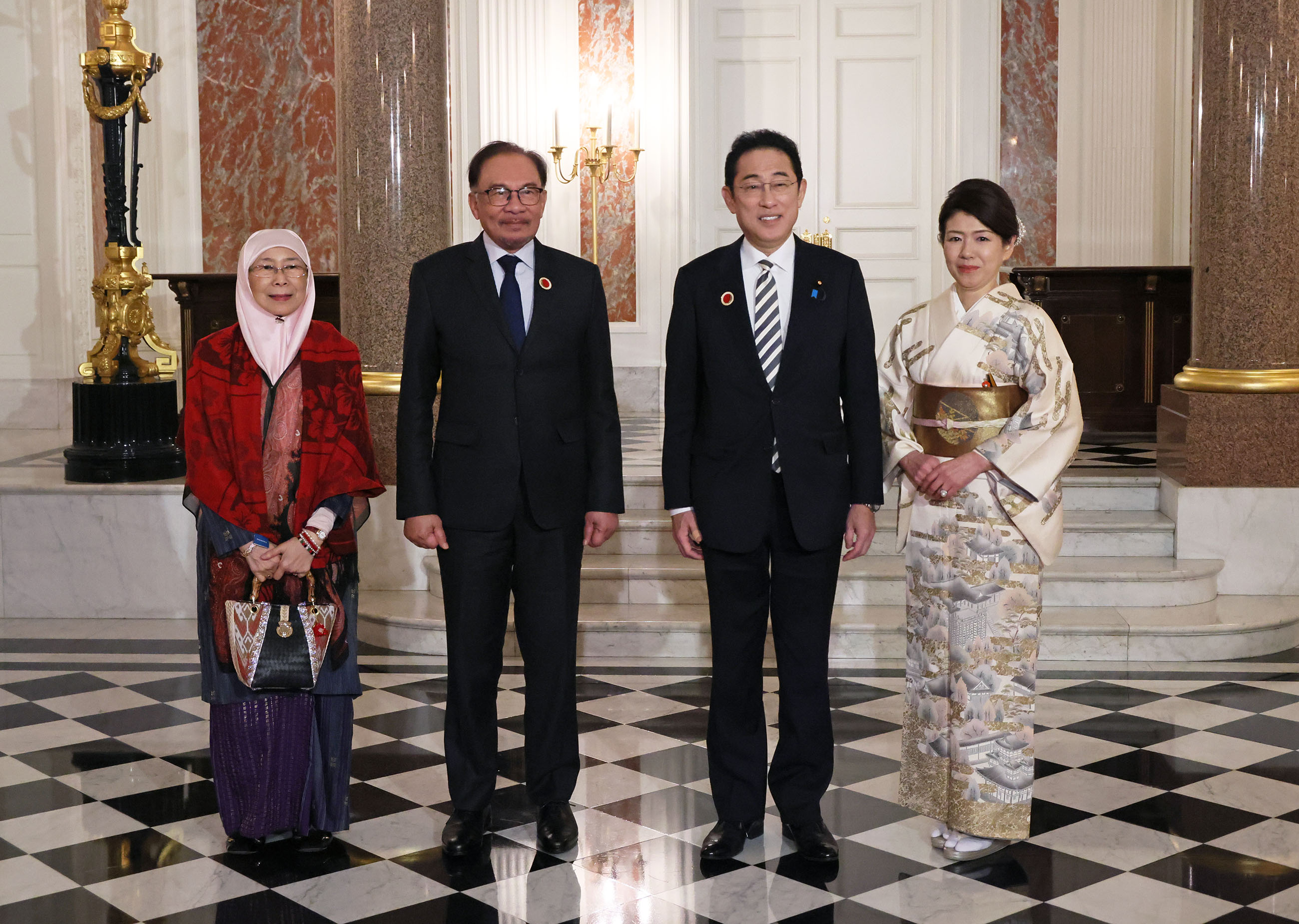 Prime Minister Kishida welcoming Prime Minister Anwar of Malaysia and spouse 