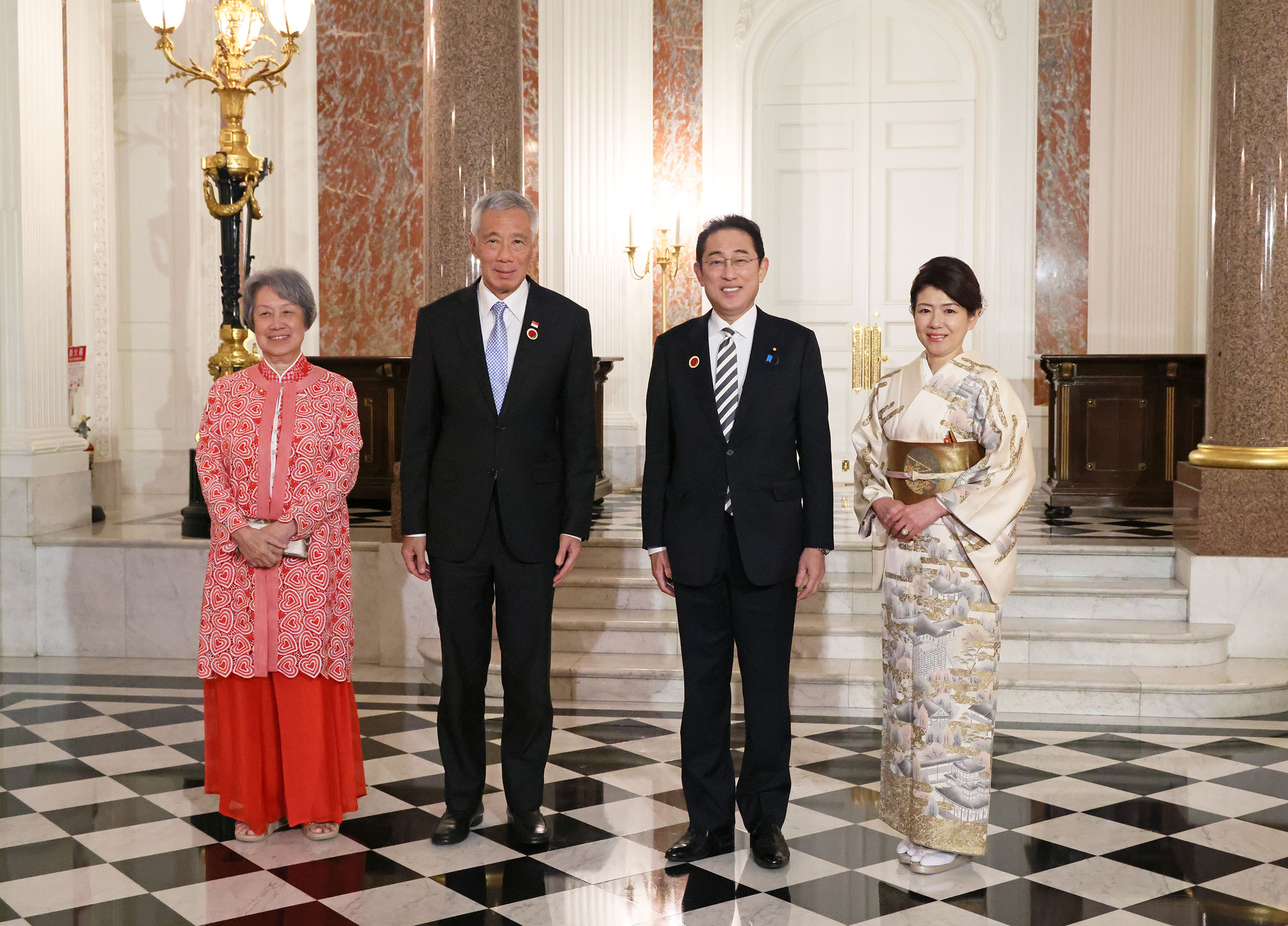 Prime Minister Kishida welcoming Prime Minister Lee of the Republic of Singapore and spouse