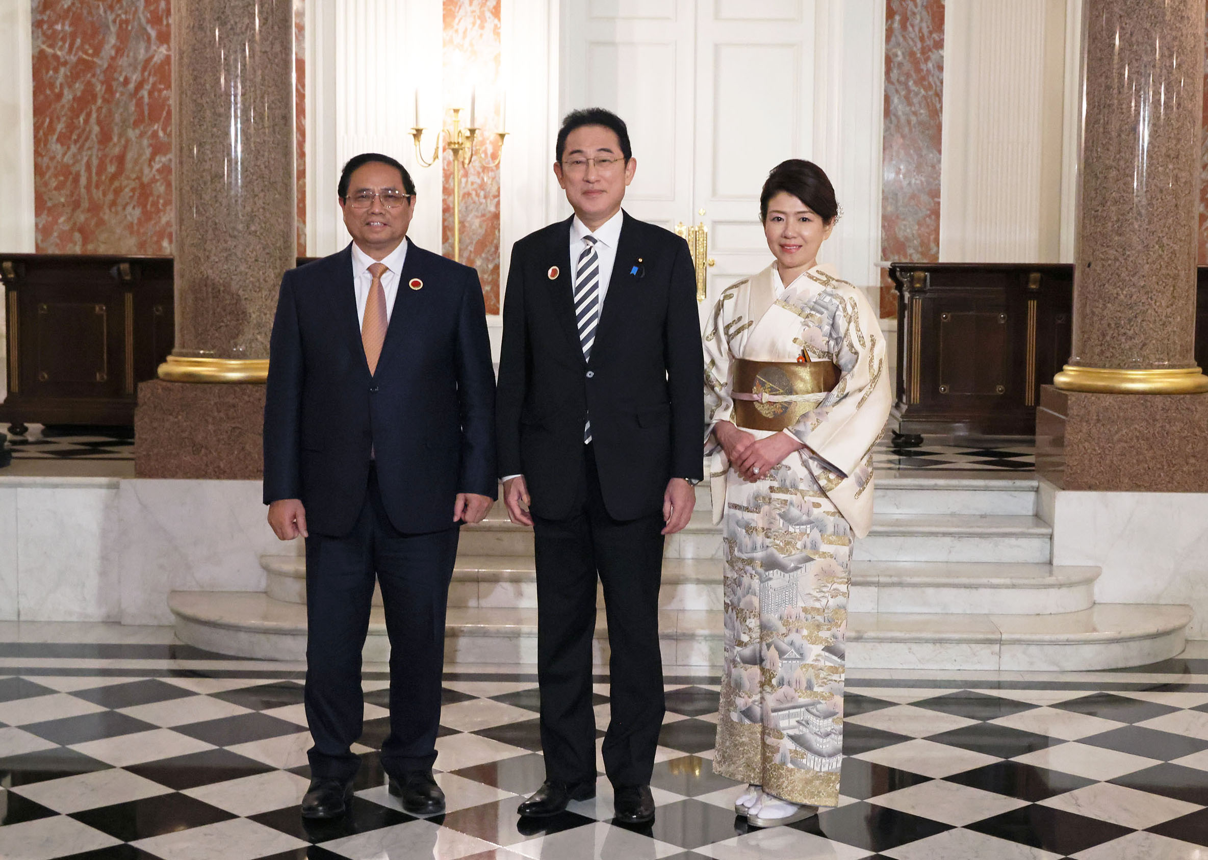 Prime Minister Kishida welcoming Prime Minister Chinh of the Socialist Republic of Viet Nam