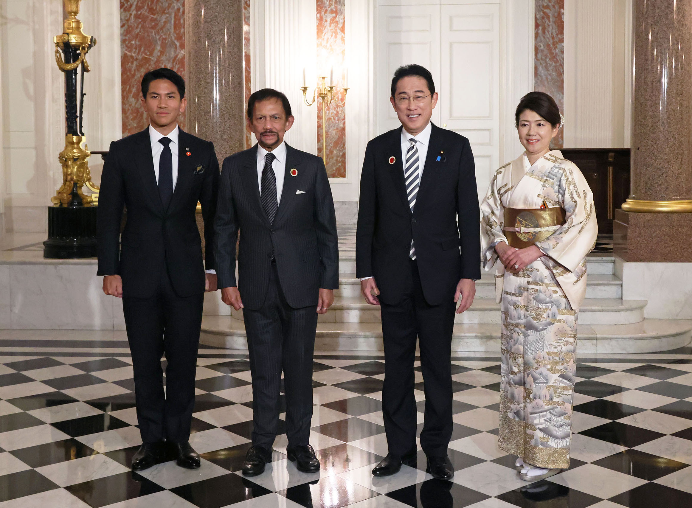 Prime Minister Kishida welcoming His Majesty Bolkiah, Sultan of Brunei Darussalam, and His Royal Highness Prince Mateen