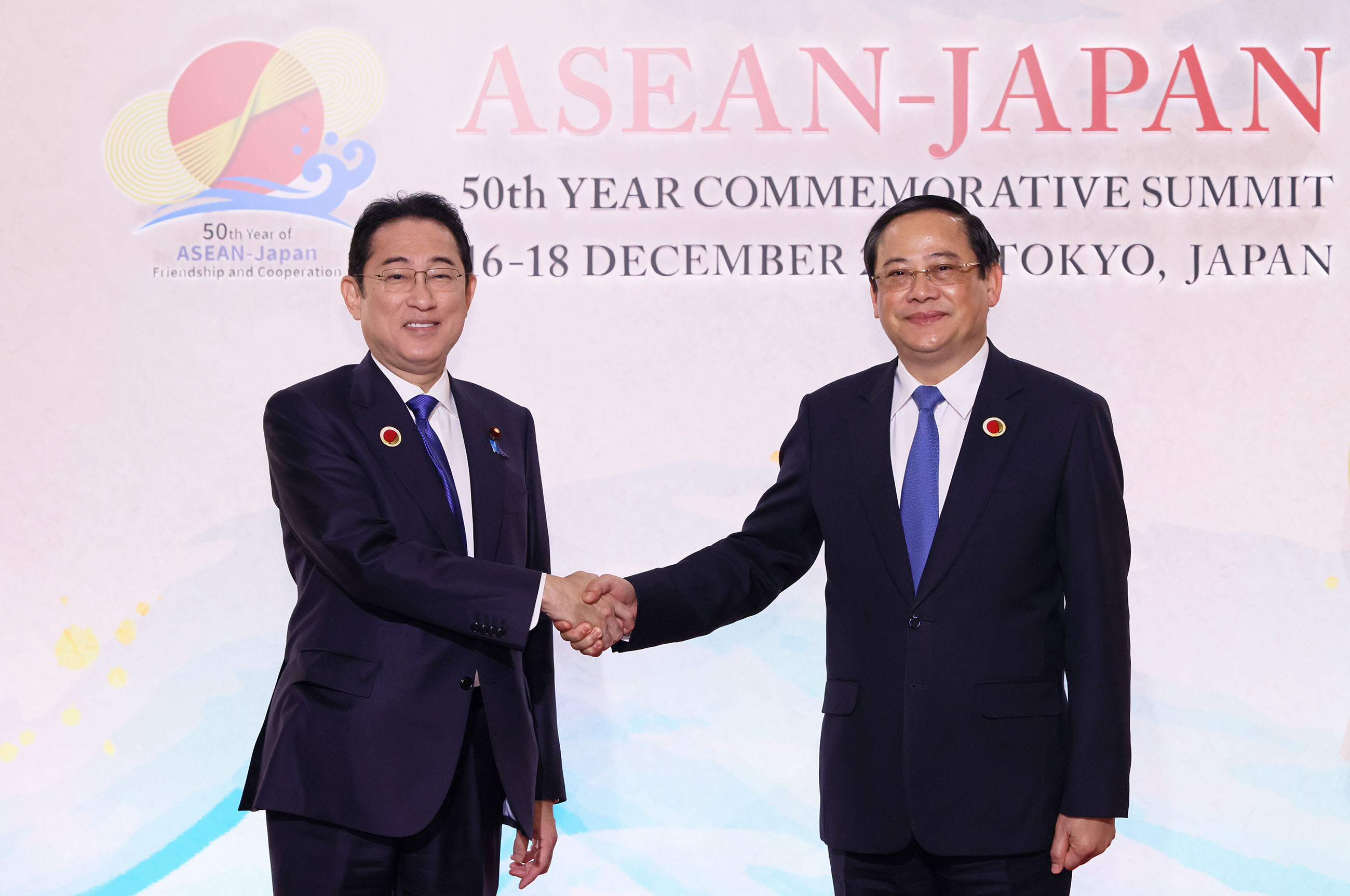 Prime Minister Kishida welcoming Prime Minister Sonexay of the Lao People’s Democratic Republic (2)