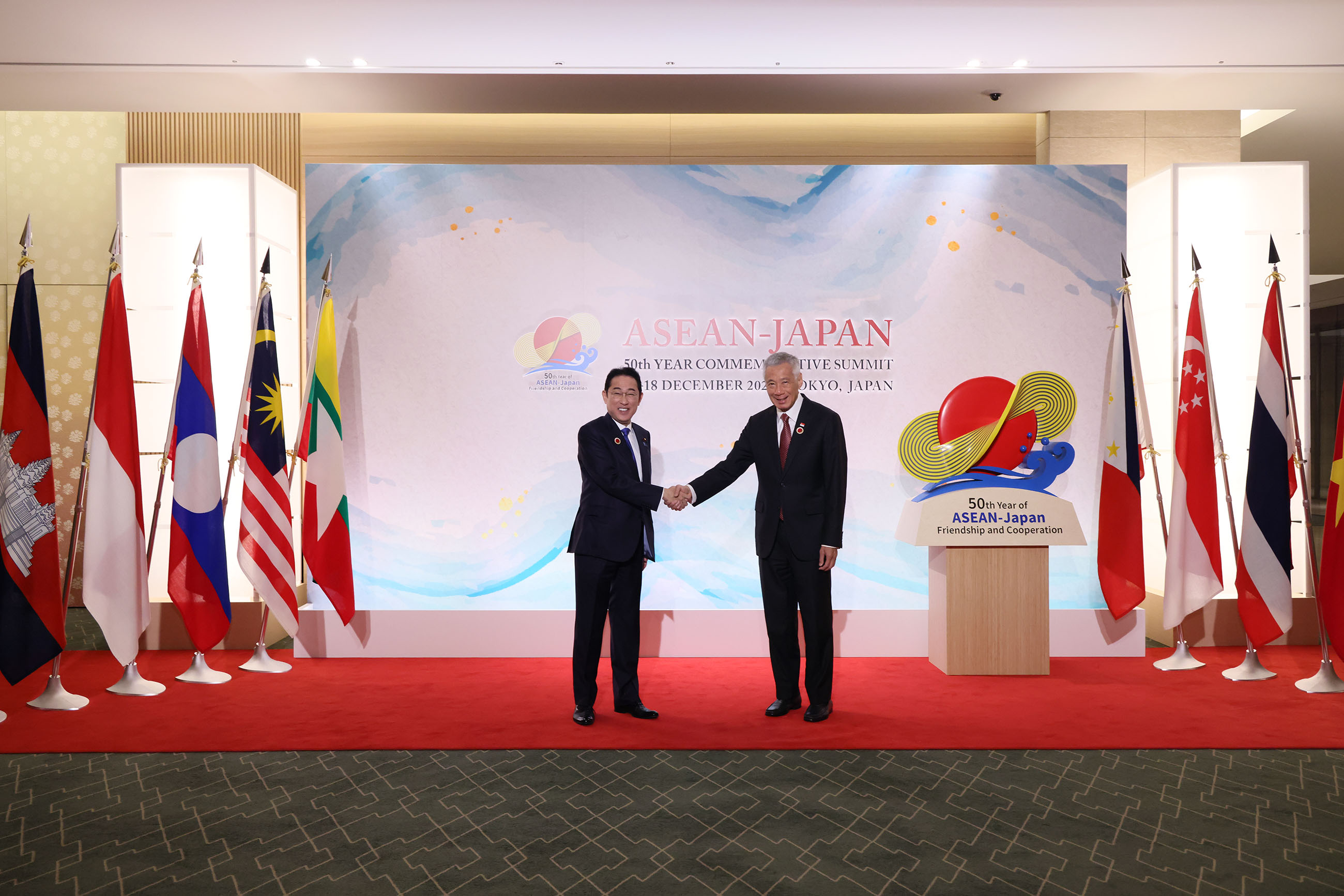 Prime Minister Kishida welcoming Prime Minister Lee of the Republic of Singapore (2)