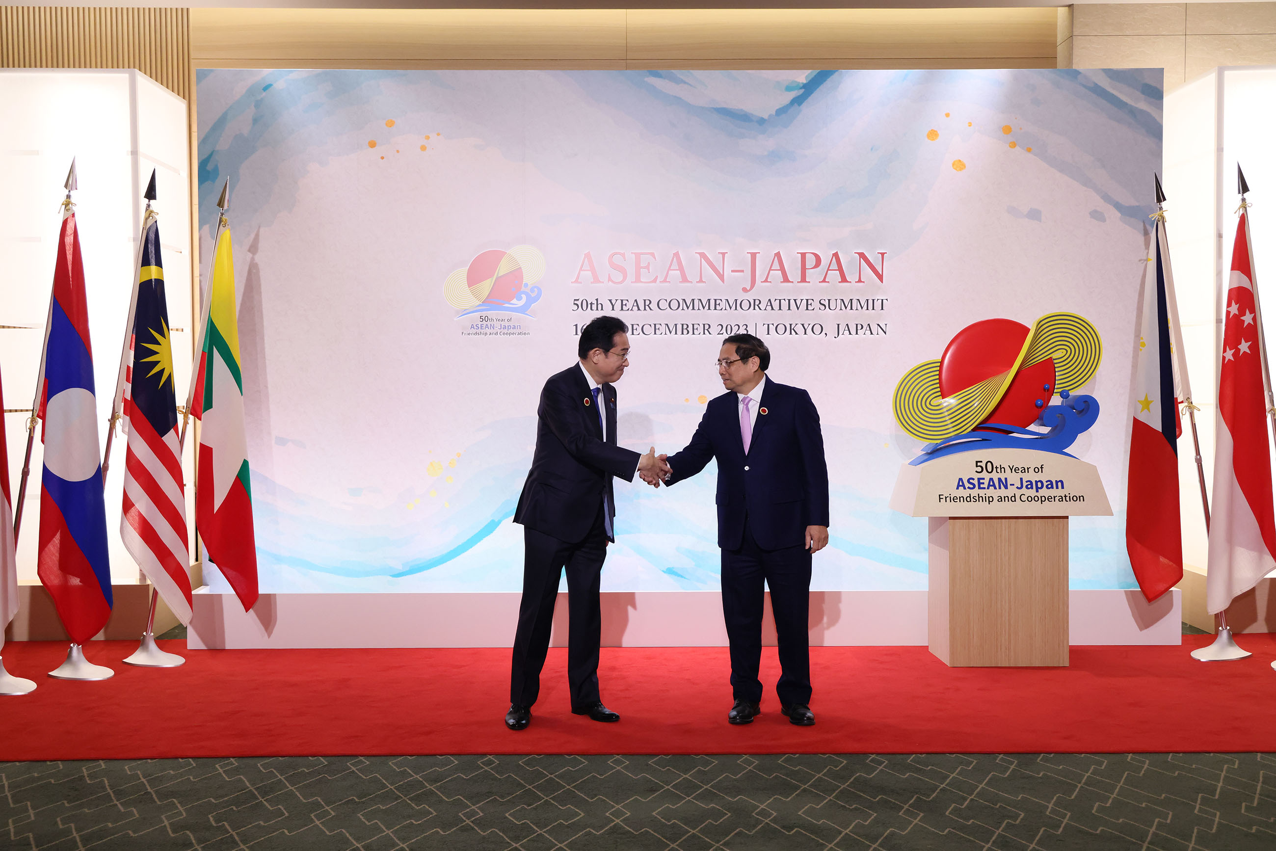 Prime Minister Kishida welcoming Prime Minister Chinh of the Socialist Republic of Viet Nam (1)