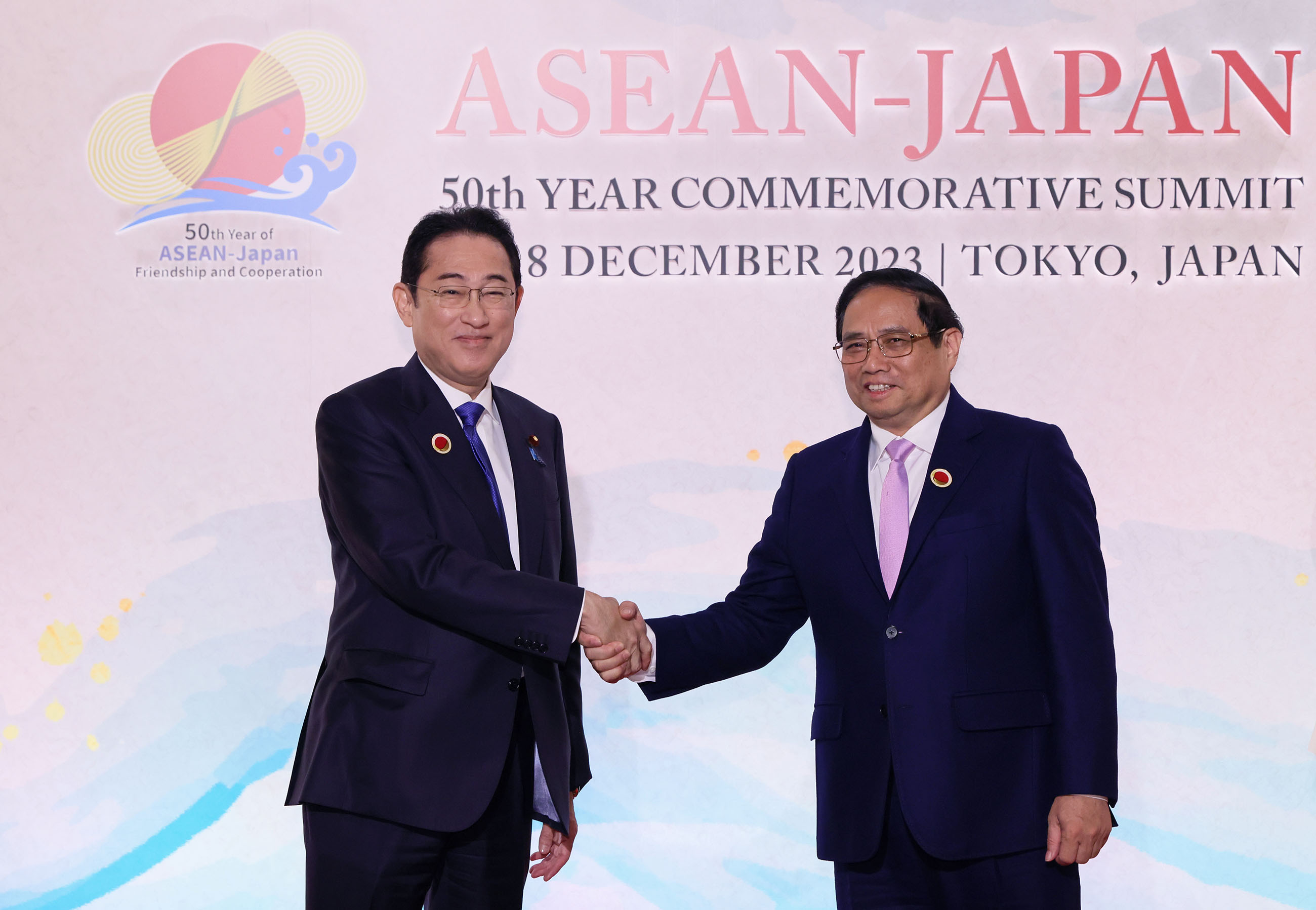 Prime Minister Kishida welcoming Prime Minister Chinh of the Socialist Republic of Viet Nam (2)