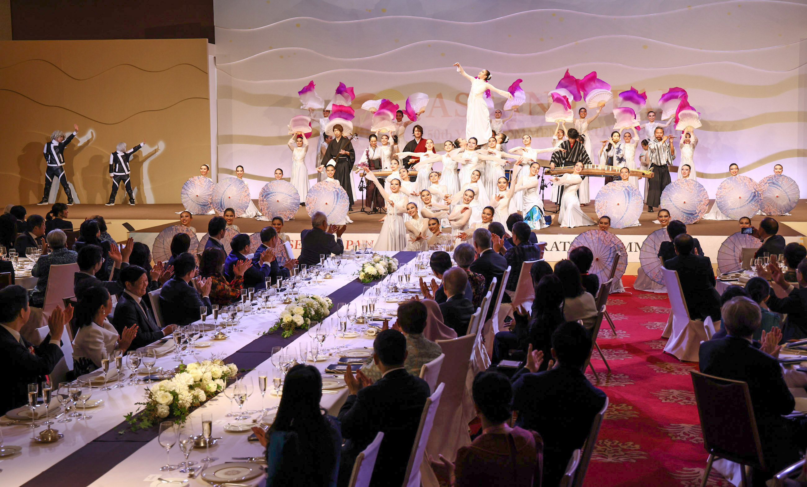 Prime Minister Kishida watching a performance at the gala dinner