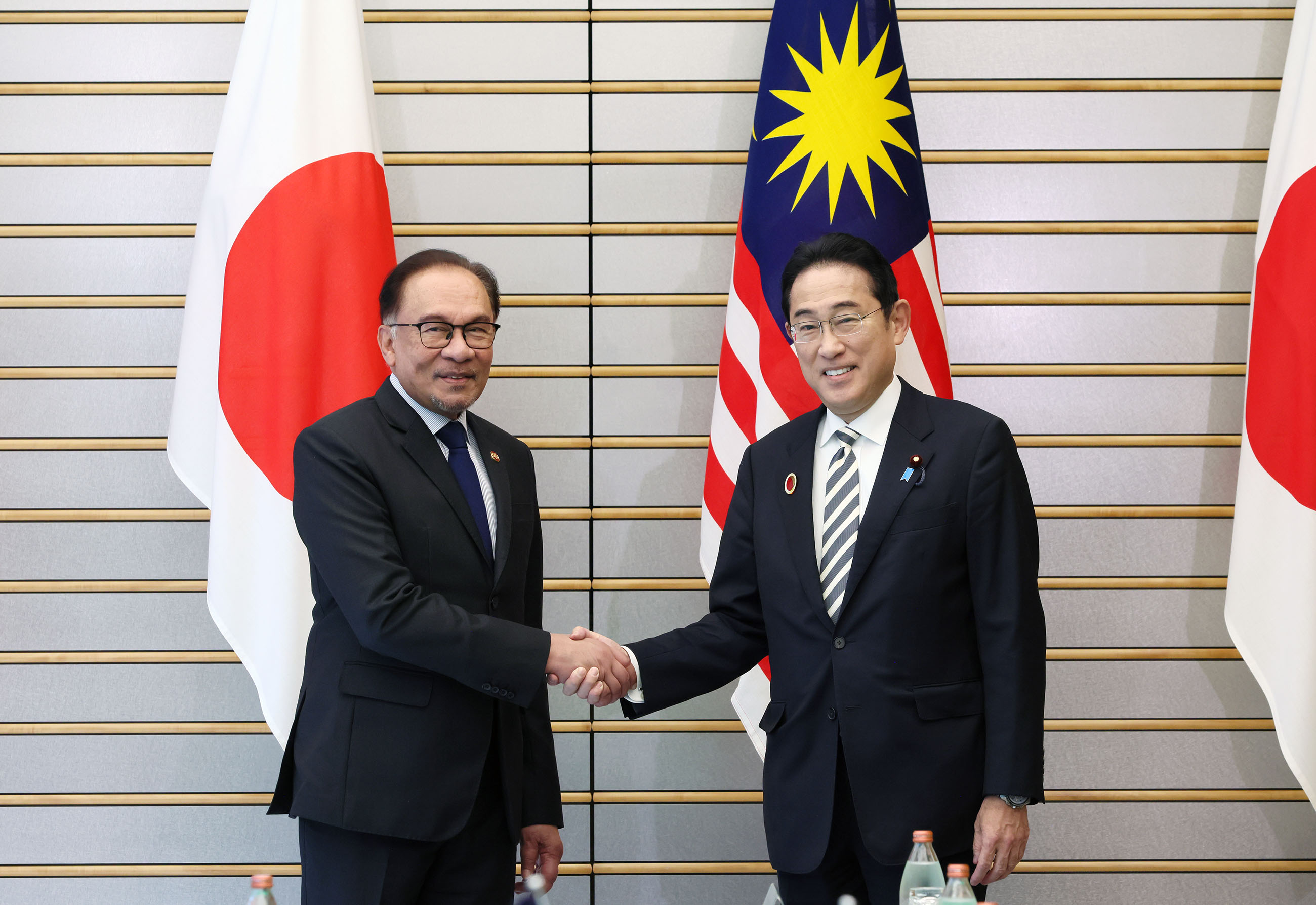 Summit Meetings with the Leaders of Countries Participating in the Commemorative Summit for the 50th Year of ASEAN-Japan Friendship and Cooperation: First Day