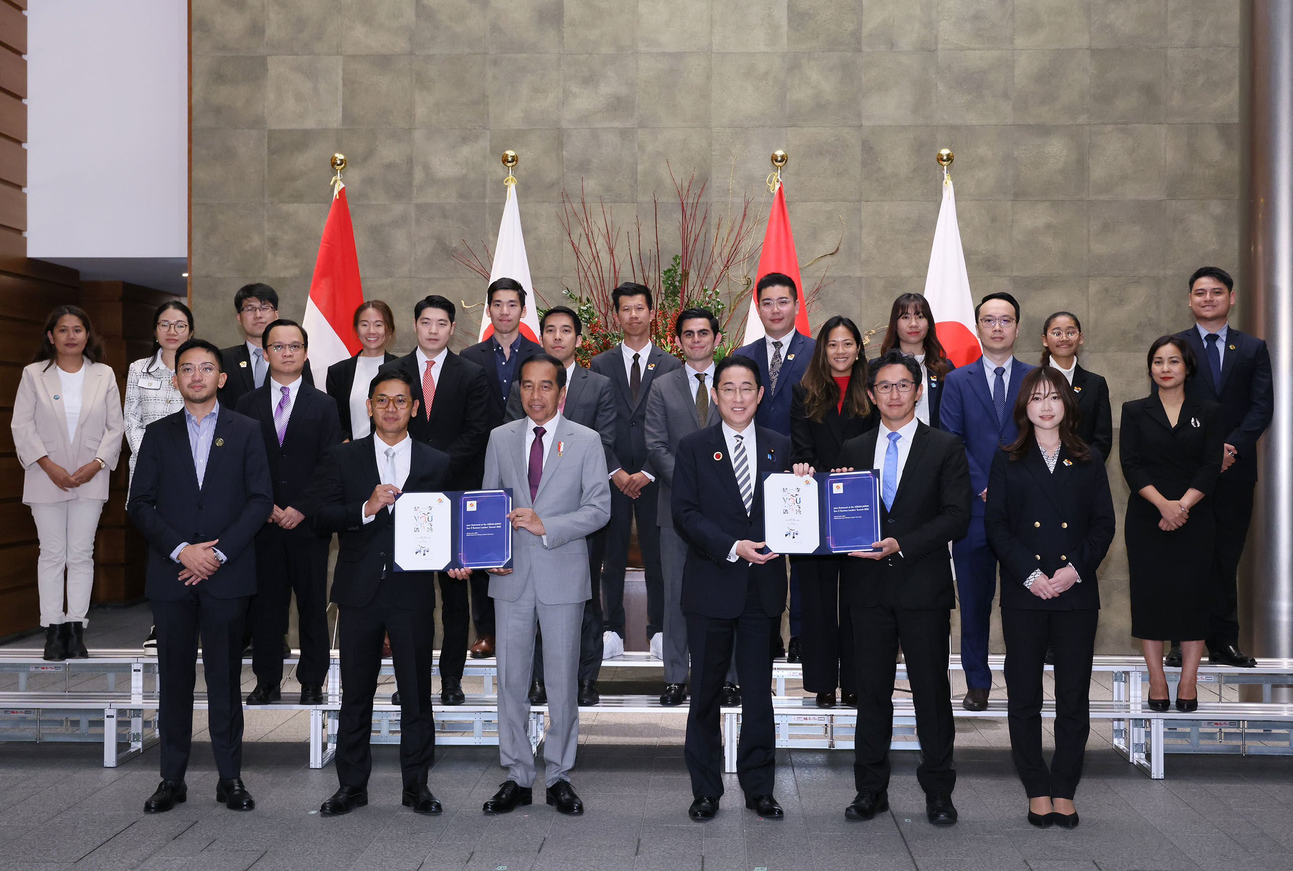 Prime Minister Kishida receiving proposals from the Japan-ASEAN Young Business Leaders’ Summit and Generation Z Business Leaders’ Summit (1)