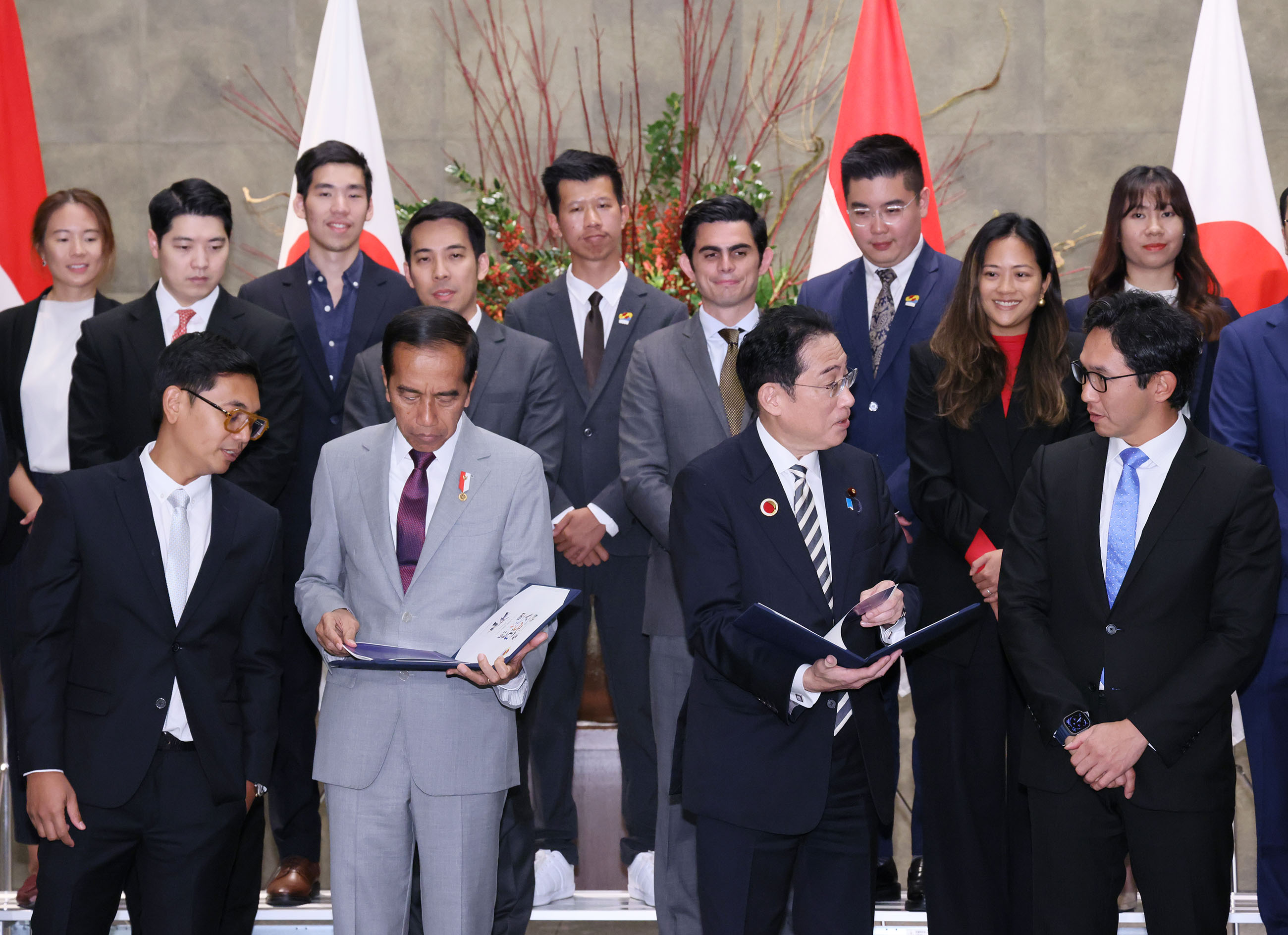 Prime Minister Kishida receiving proposals from the Japan-ASEAN Young Business Leaders’ Summit and Generation Z Business Leaders’ Summit (2)