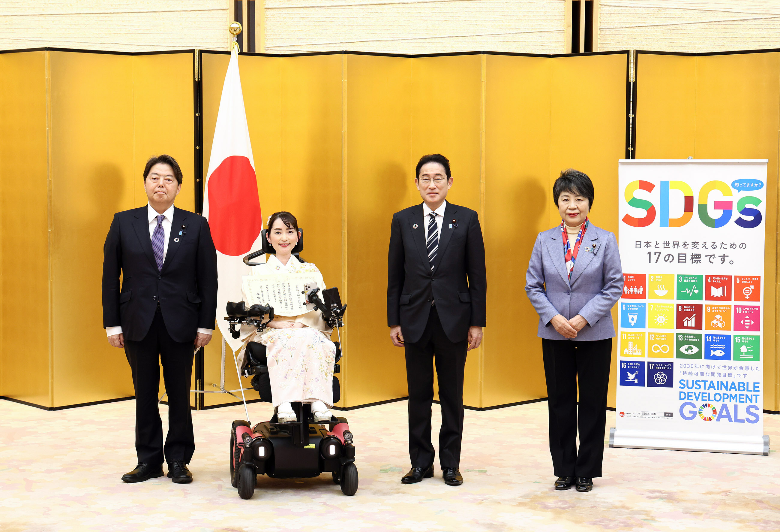 Commemorative photo session with the recipients (1)