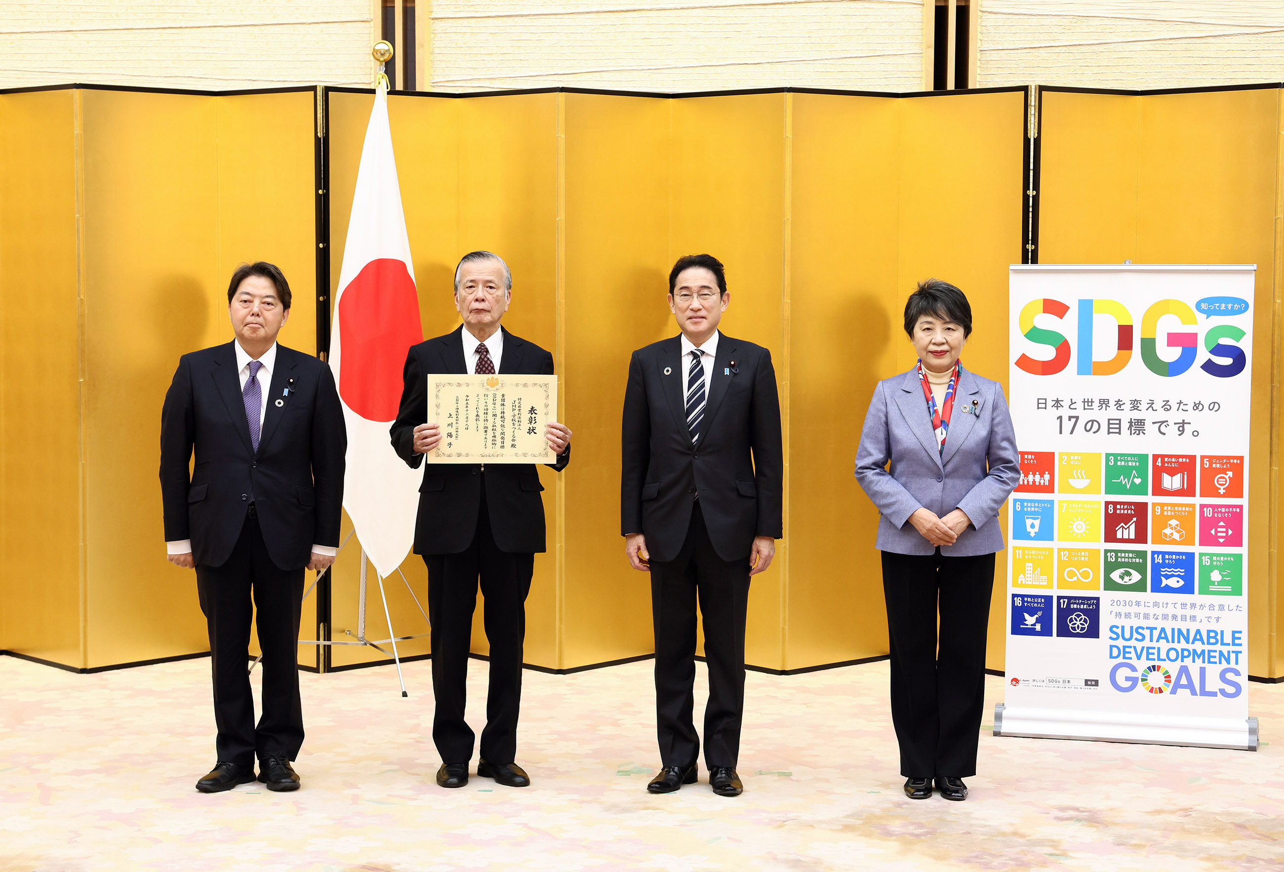 Commemorative photo session with the recipients (3)