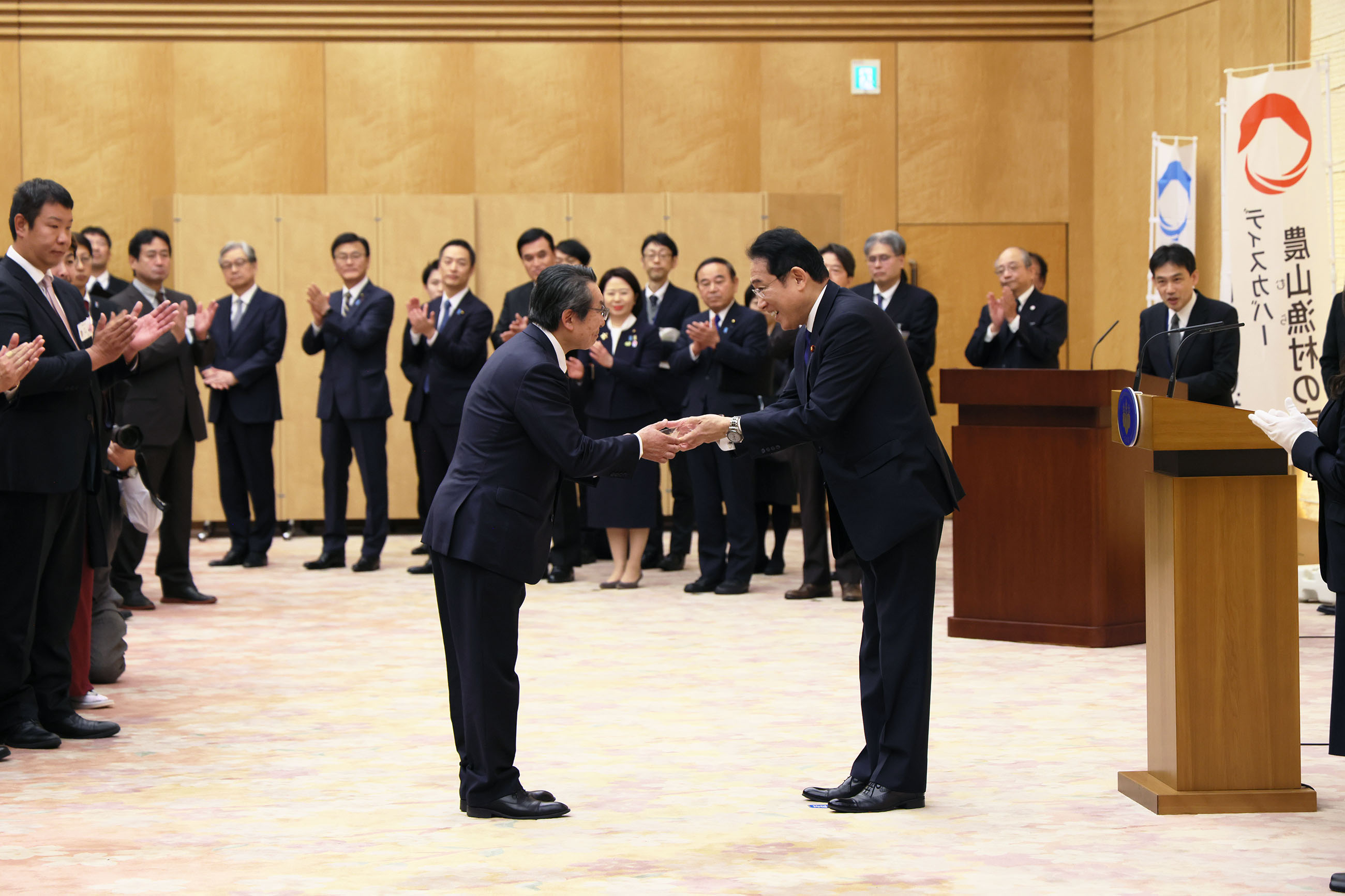 Prime Minister Kishida presenting a plaque (1)