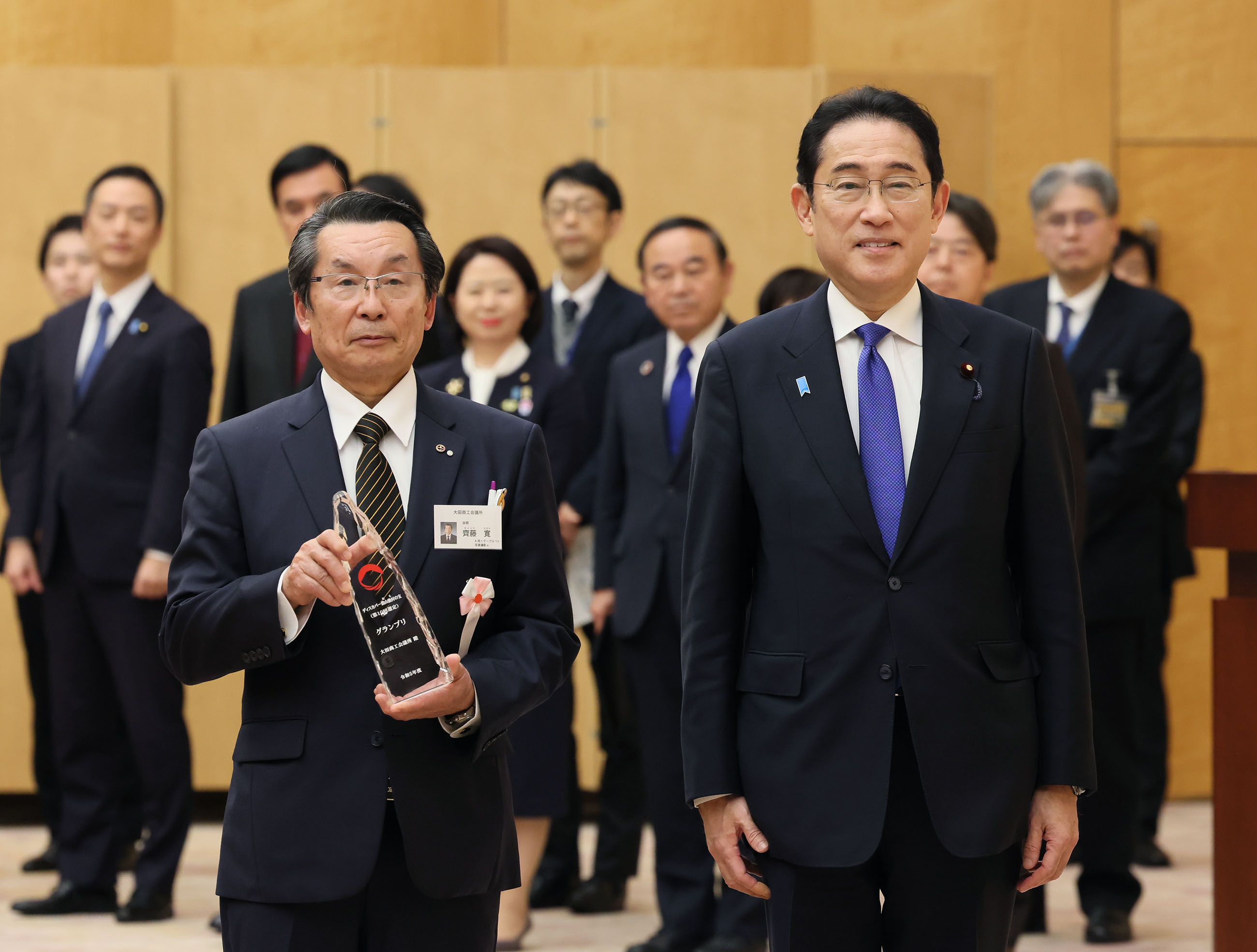 Prime Minister Kishida presenting a plaque (2)