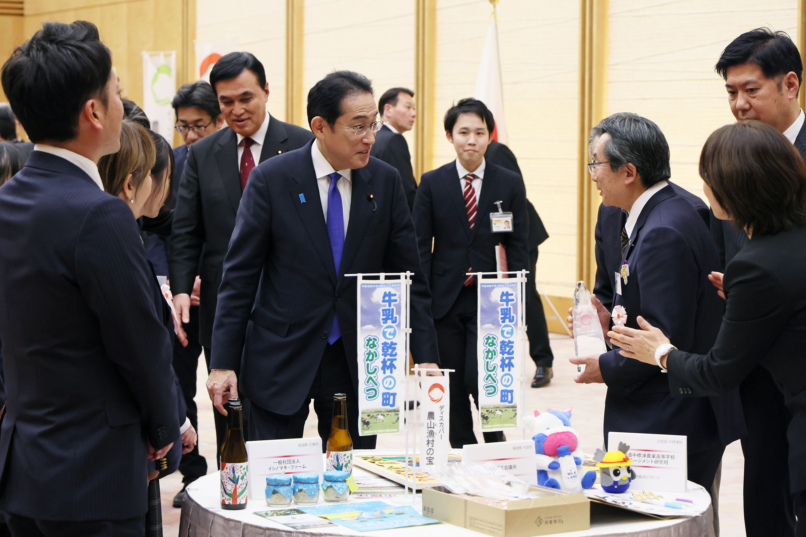 Prime Minister Kishida interacting with award winners (1)