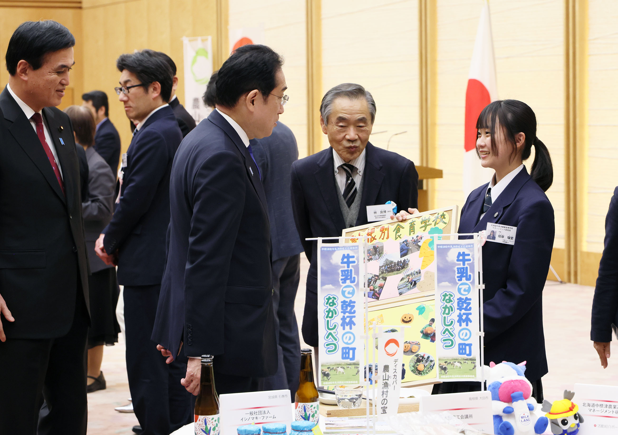 Prime Minister Kishida interacting with award winners (3)