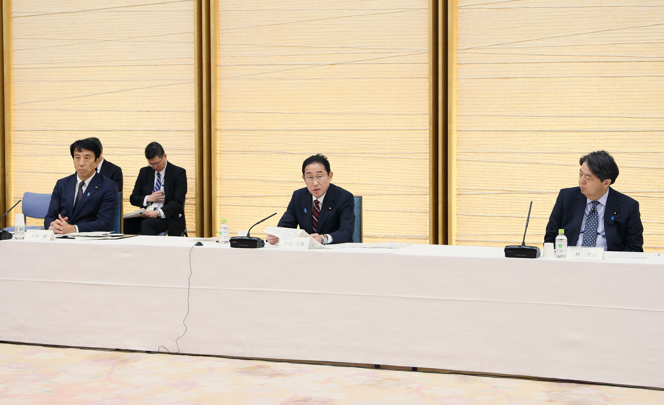 Prime Minister Kishida wrapping up the meeting (1)