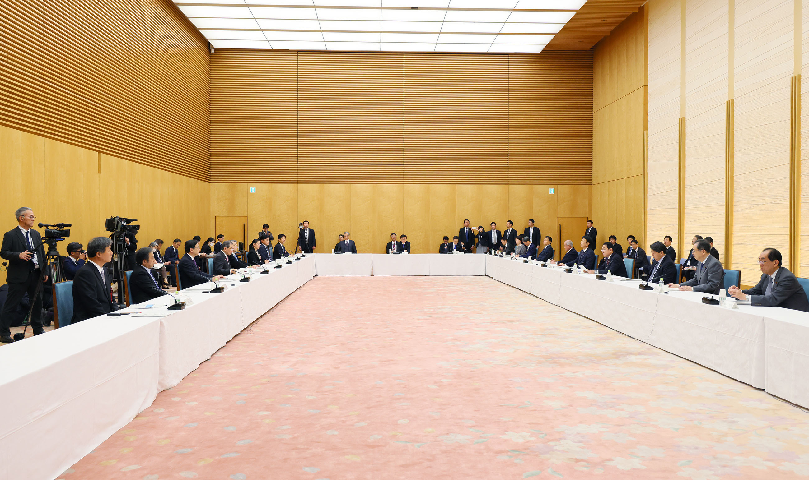 Prime Minister Kishida wrapping up the meeting (2)
