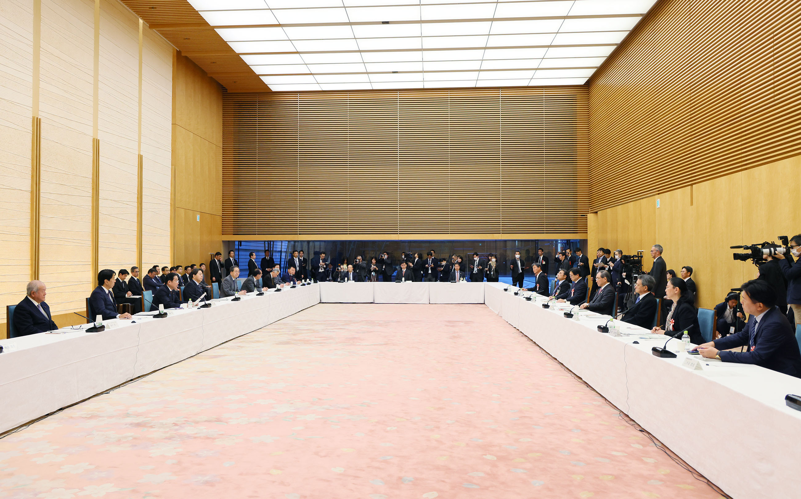 Prime Minister Kishida wrapping up the meeting (3)