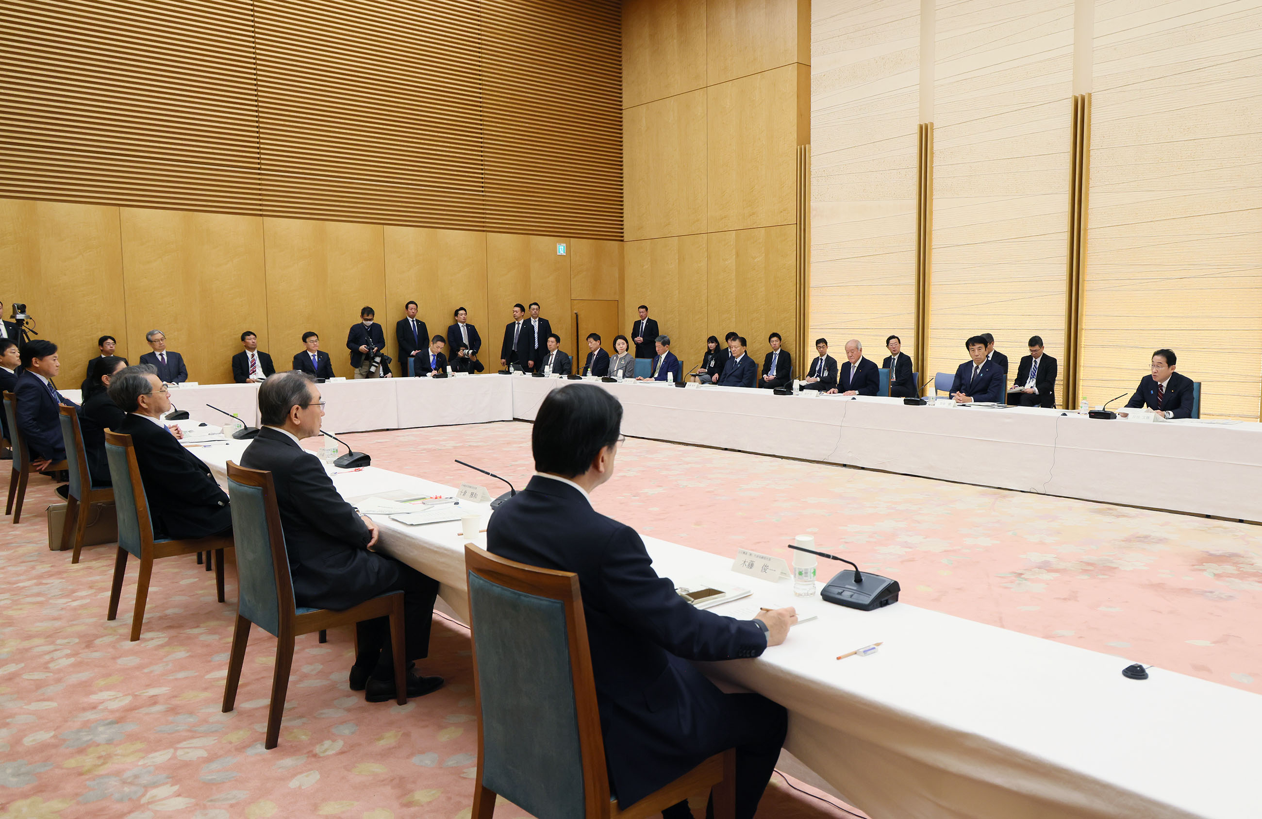 Prime Minister Kishida wrapping up the meeting (4)