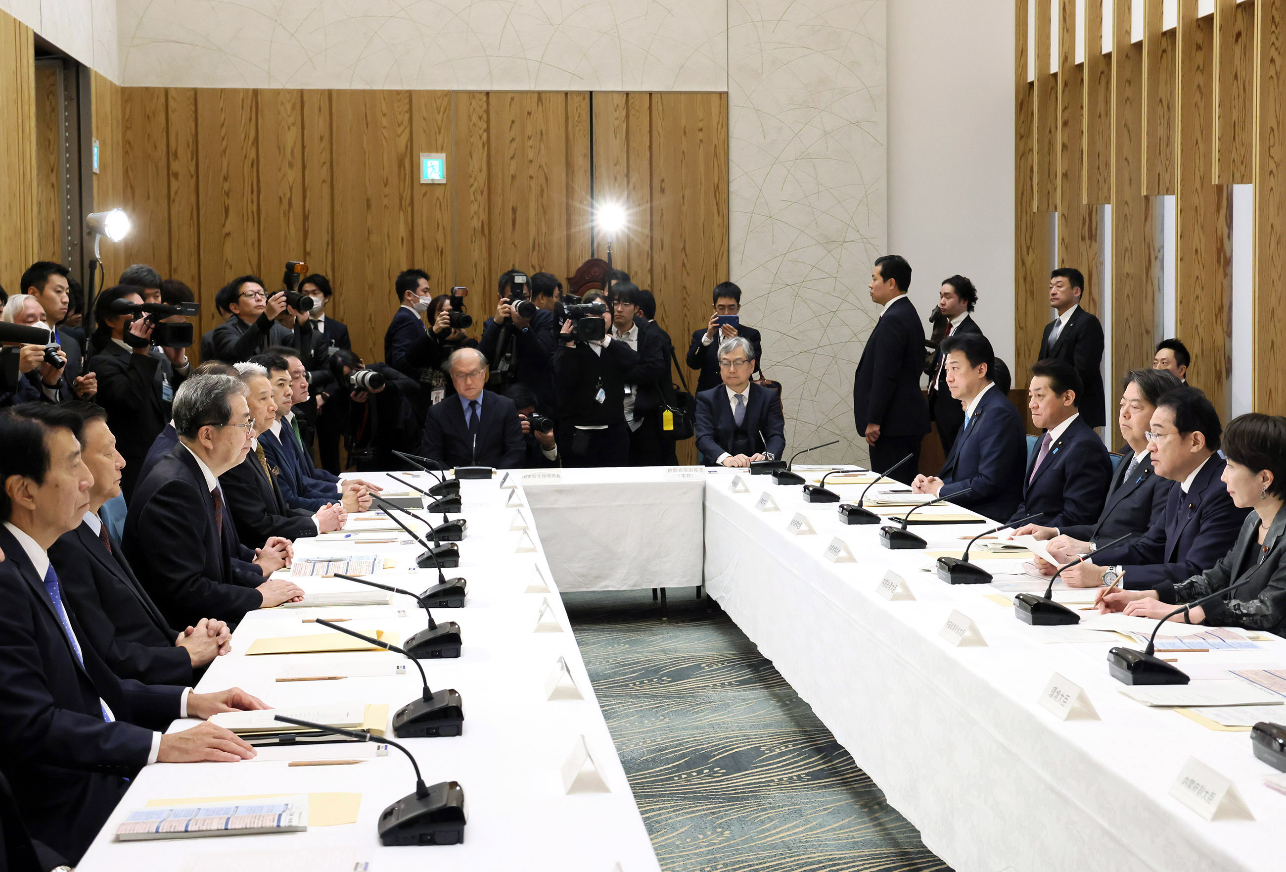 Prime Minister wrapping up a meeting (2)