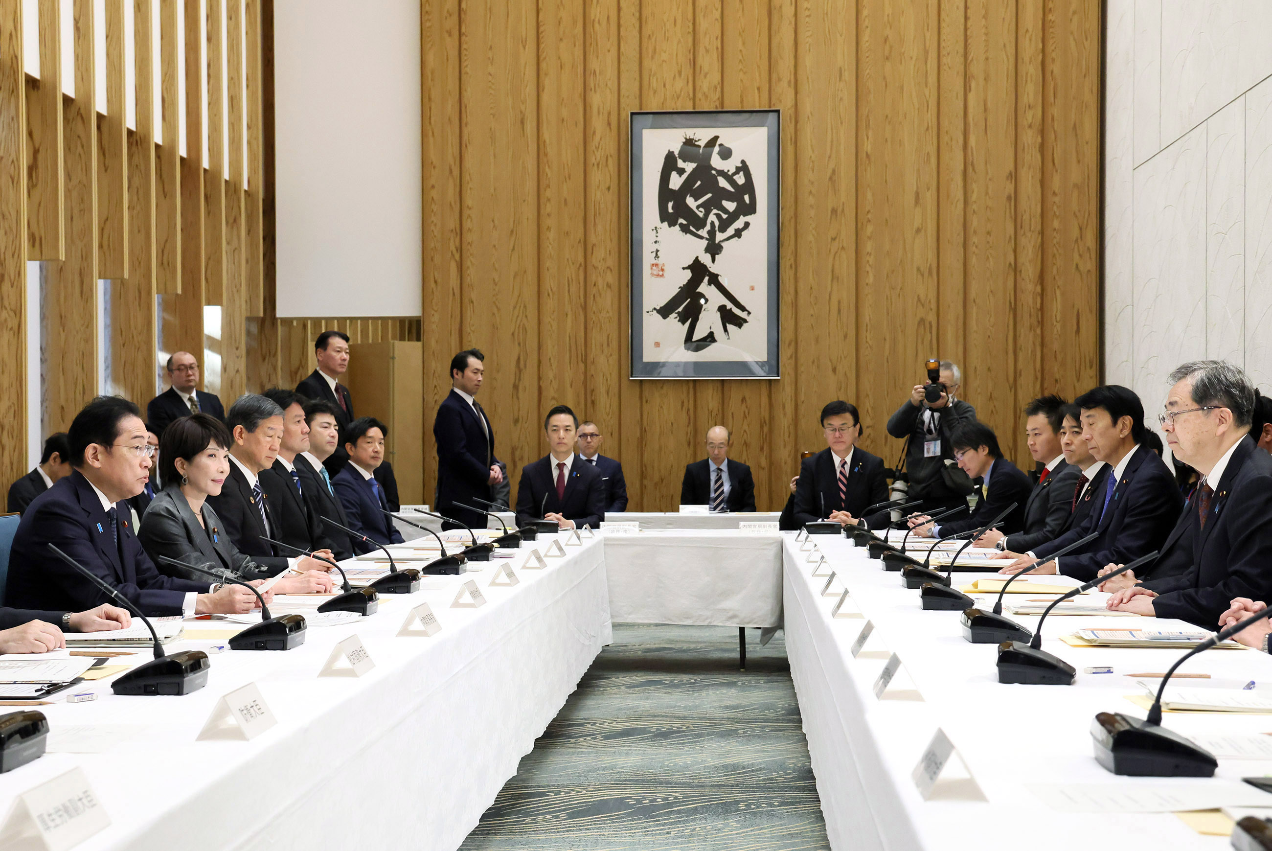 Prime Minister wrapping up a meeting (3)