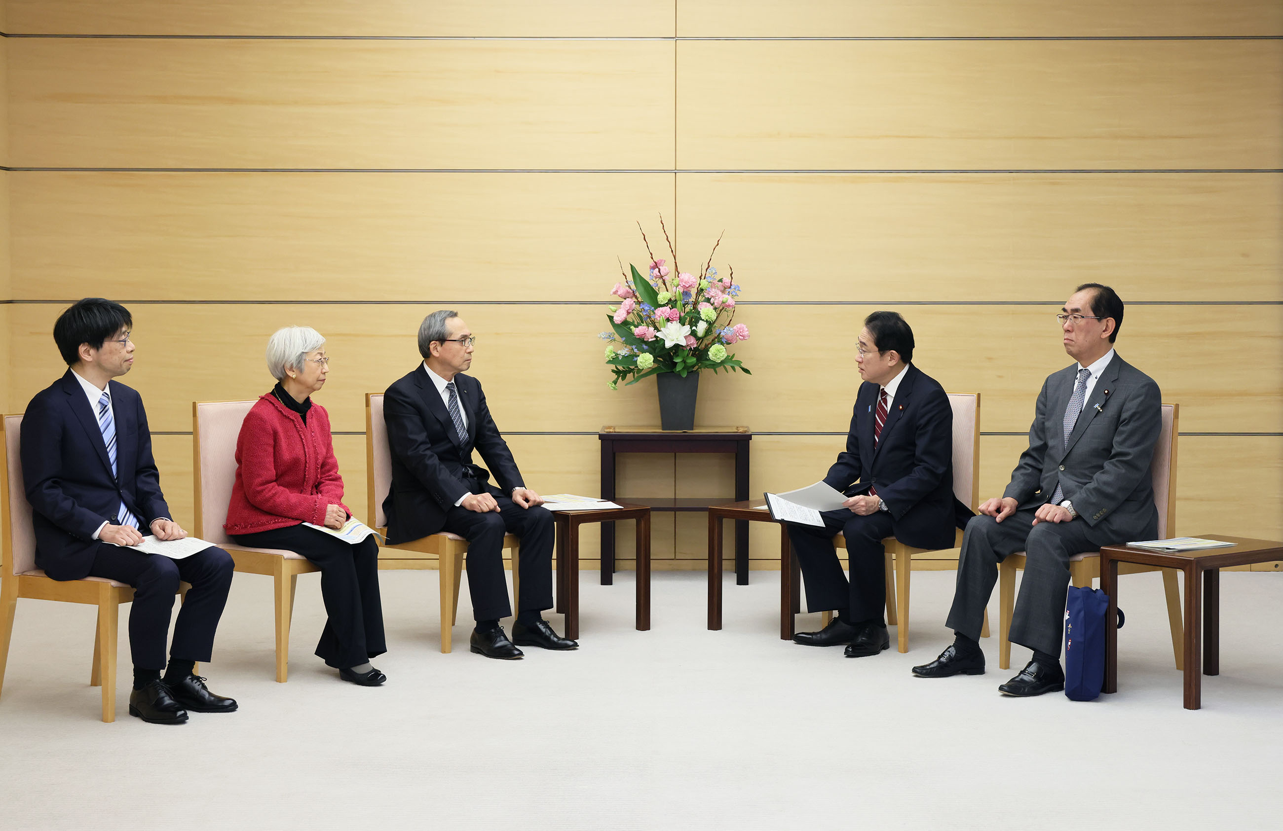 Prime Minister Kishida receiving a report (3)
