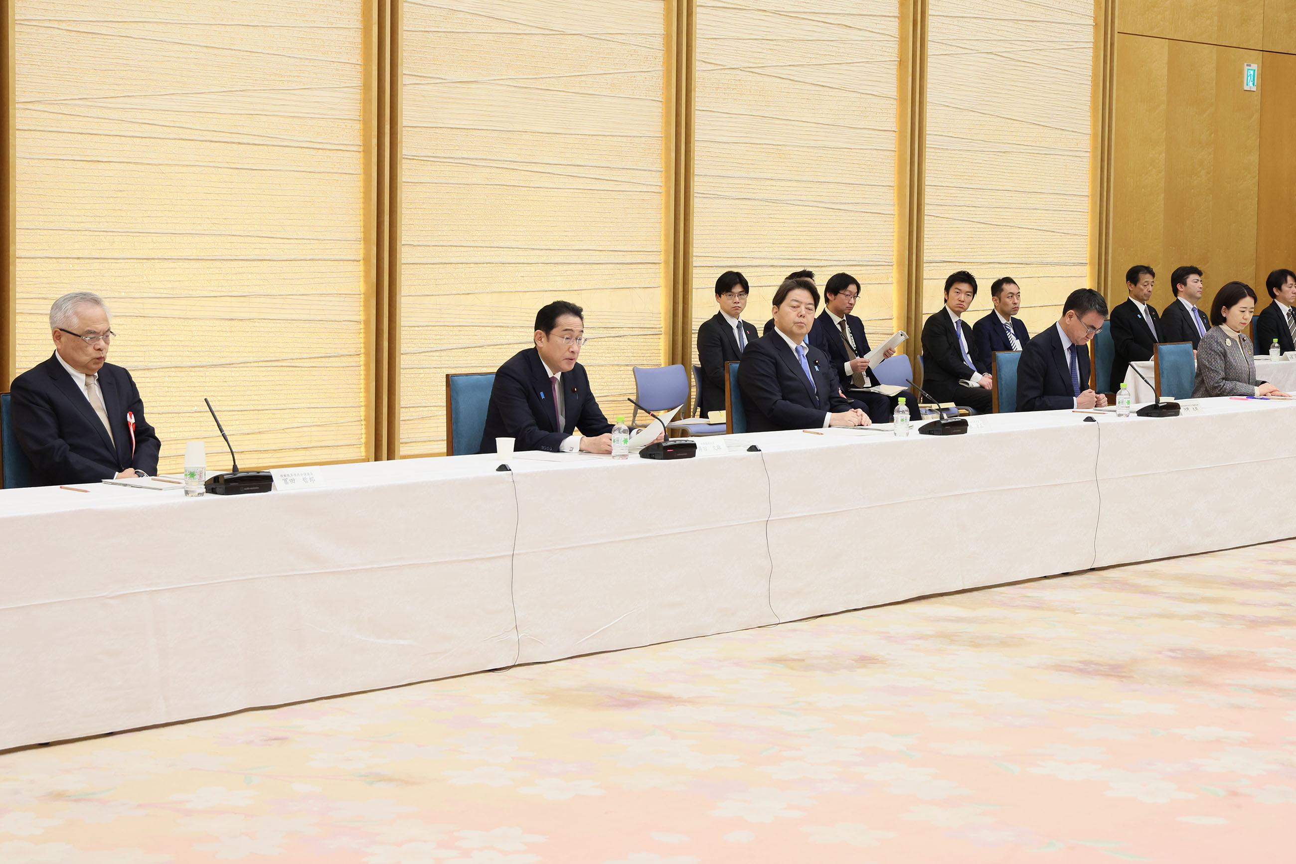 Prime Minister wrapping up a meeting (4)