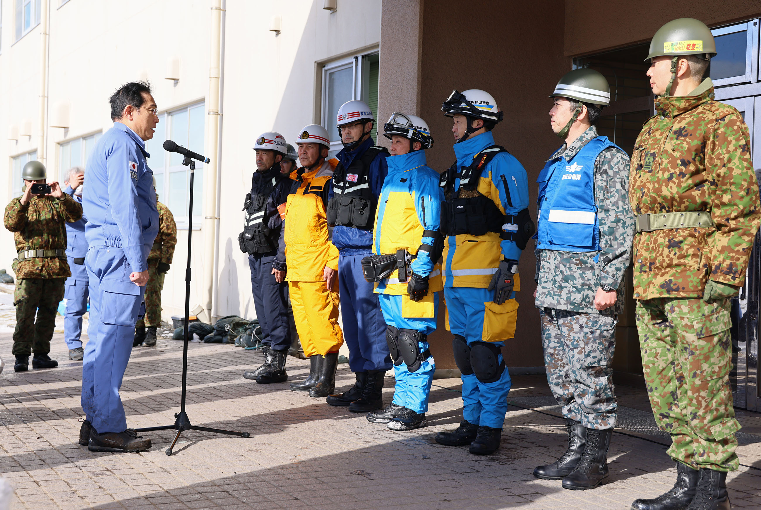 Prime Minister Kishida giving encouragement to units