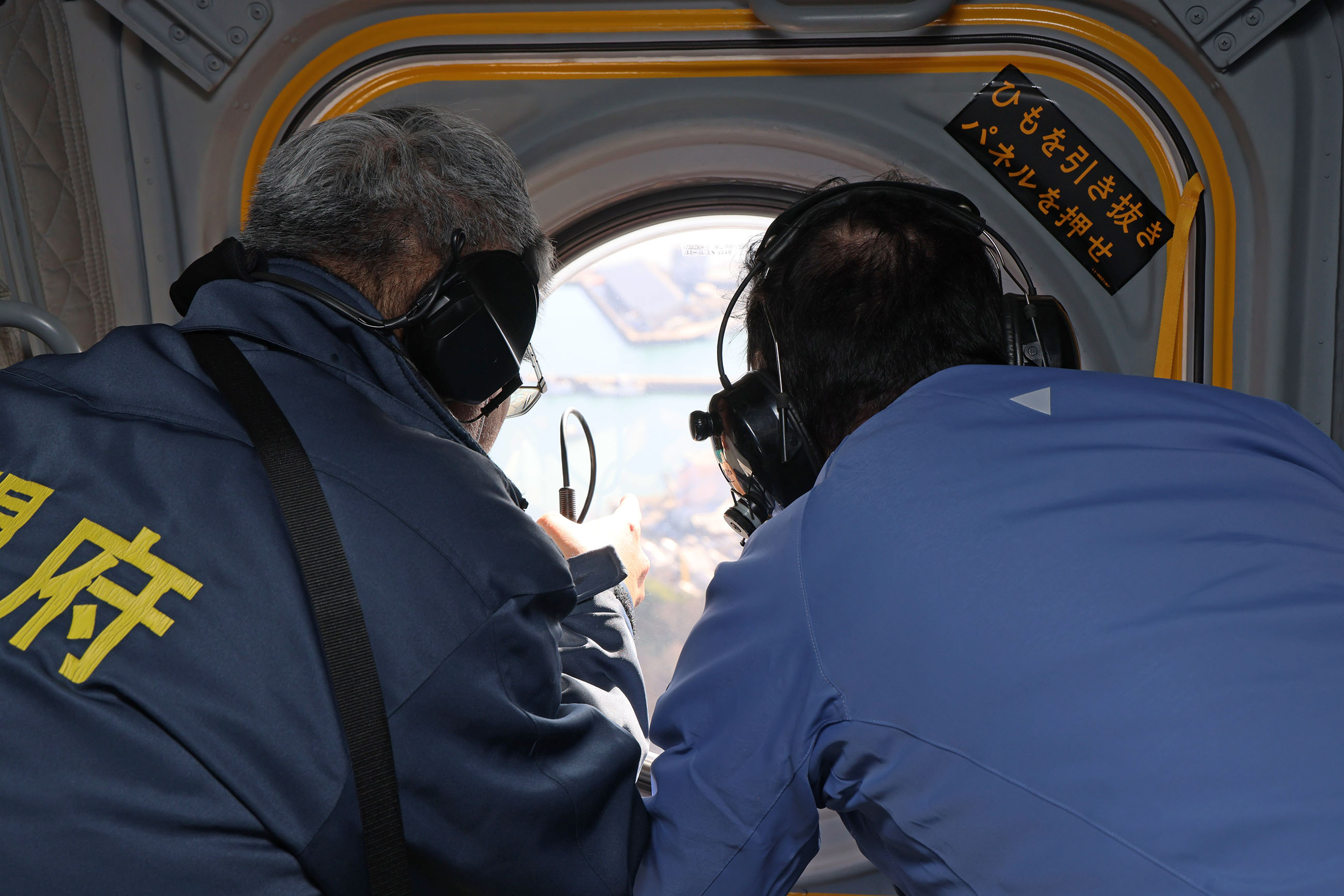 Prime Minister Kishida observing the affected area from an SDF helicopter (2)