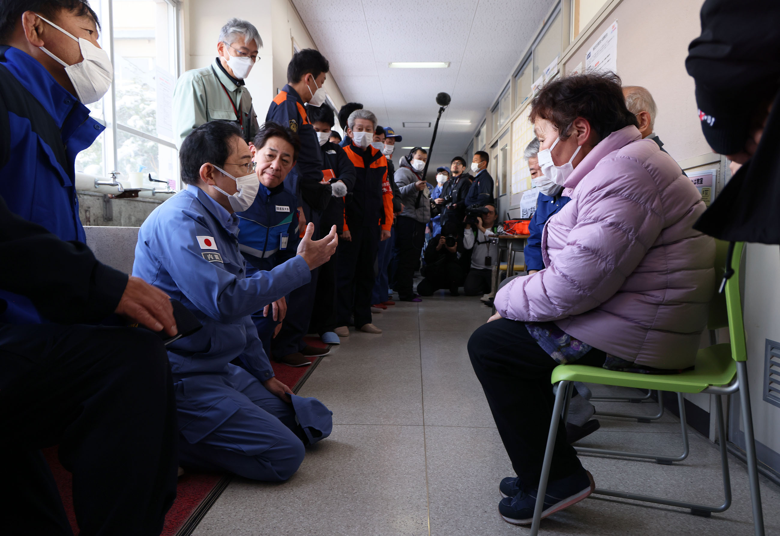Prime Minister Kishida visiting evacuation centers (6)