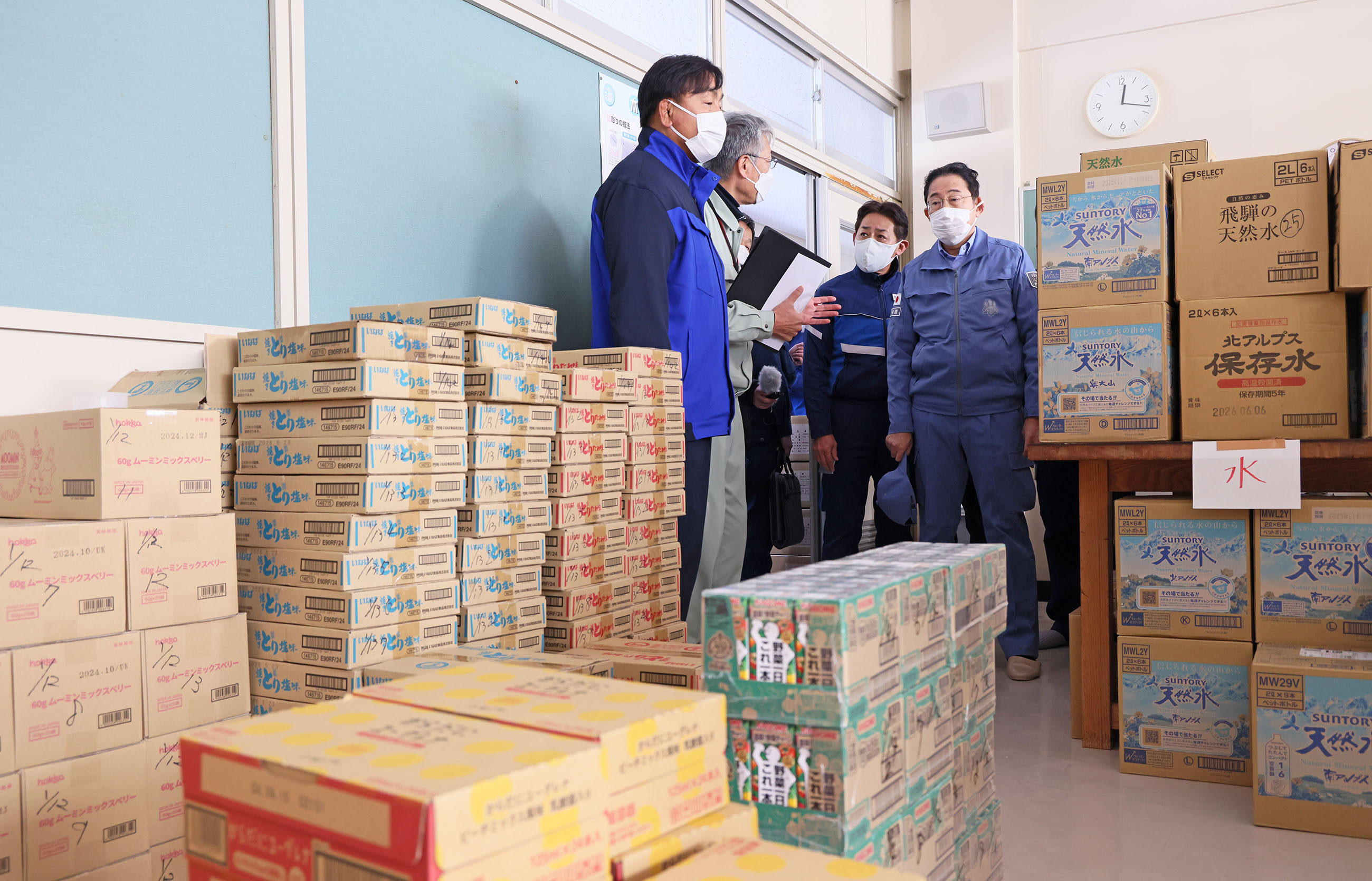 Prime Minister Kishida visiting evacuation centers (7)