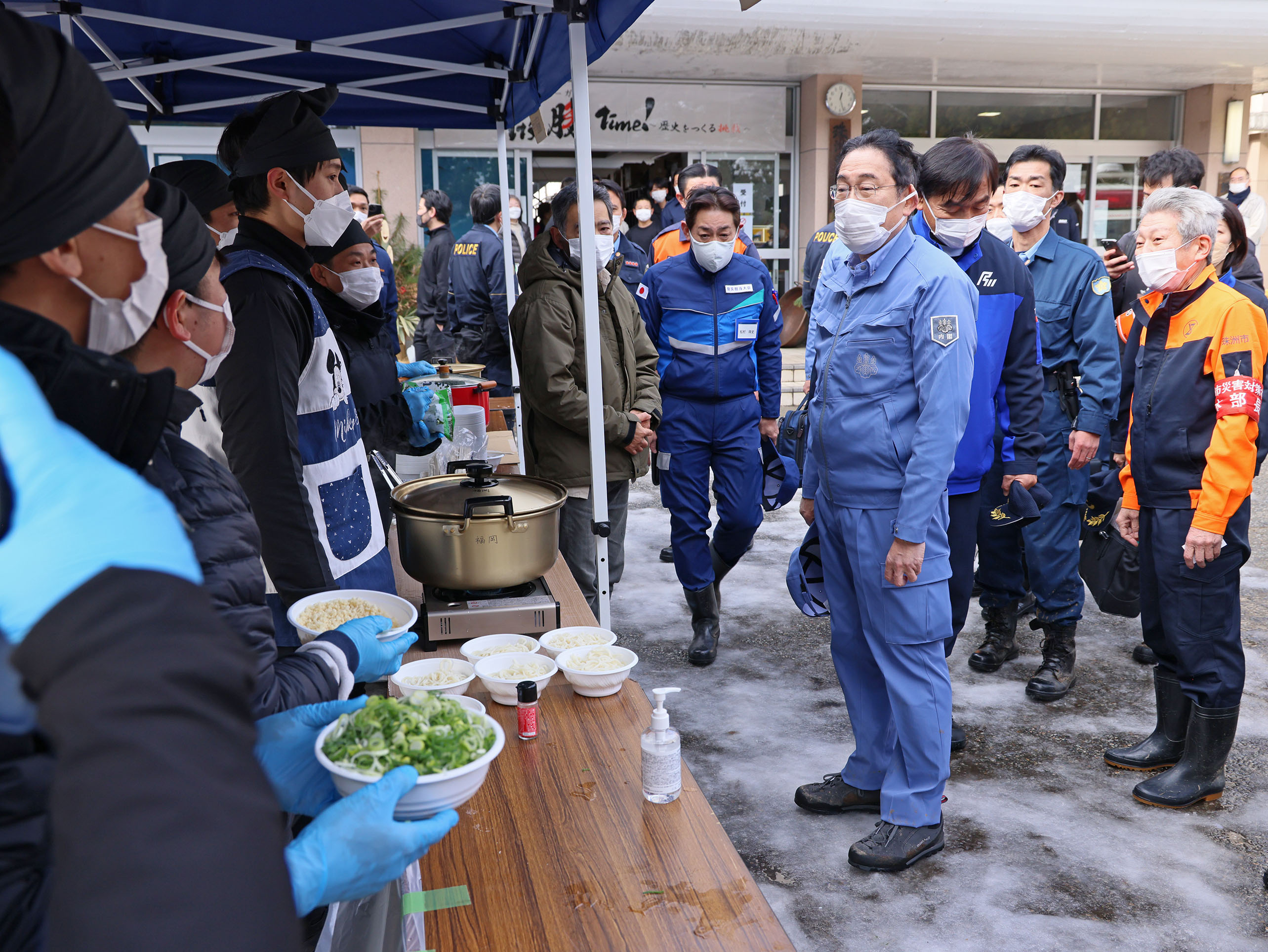 Prime Minister Kishida visiting evacuation centers (8)