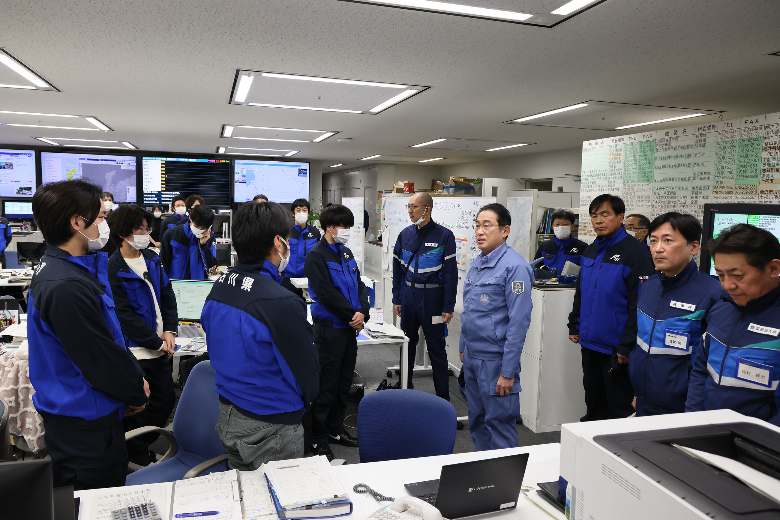 Prime Minister Kishida giving encouragement at the disaster management headquarters of Ishikawa Prefecture