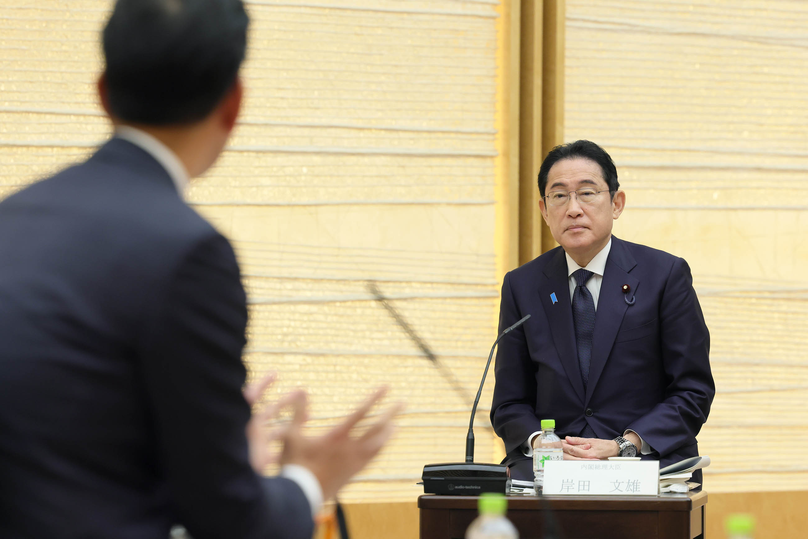 Prime Minister Kishida listening to participants of a small group talk (1)