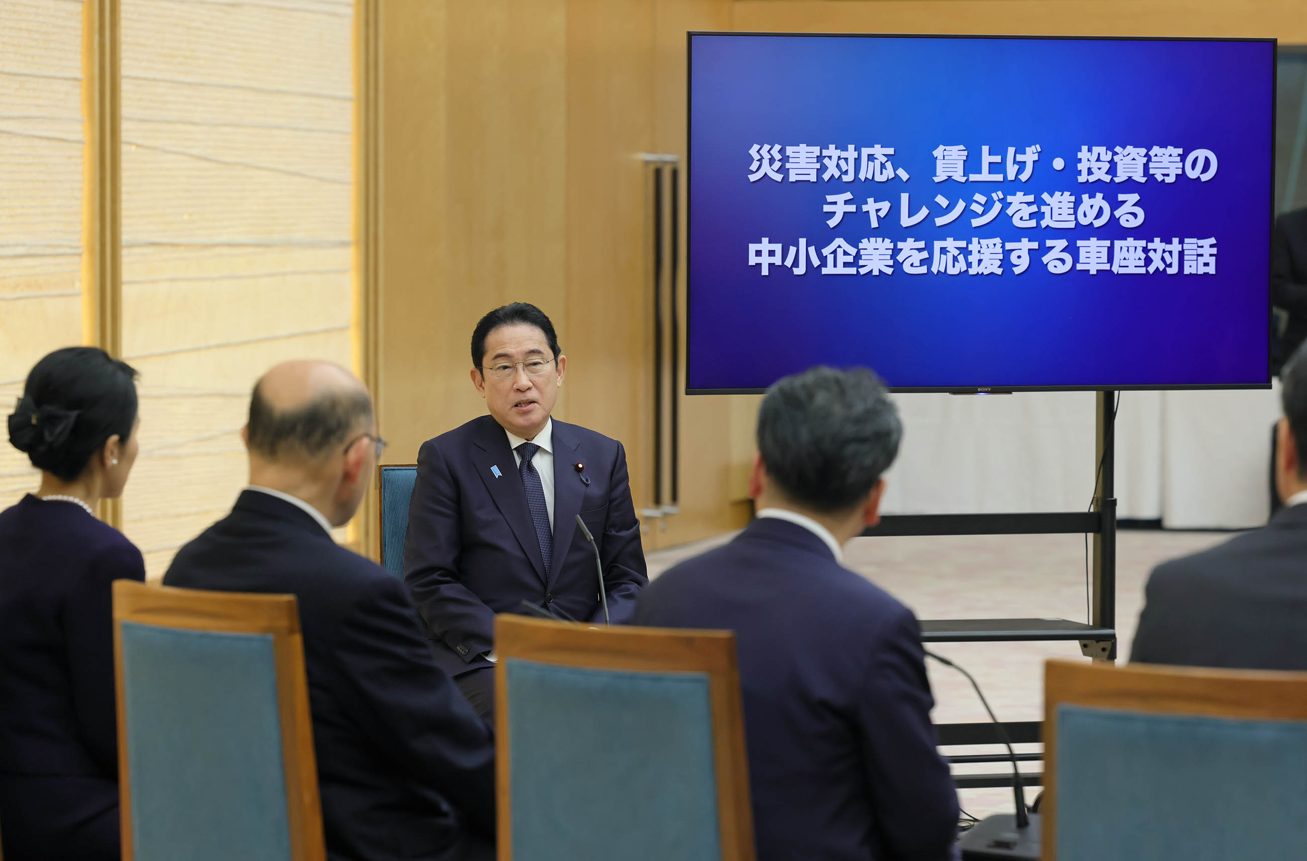 Prime Minister Kishida making a remark at a small group talk (2)