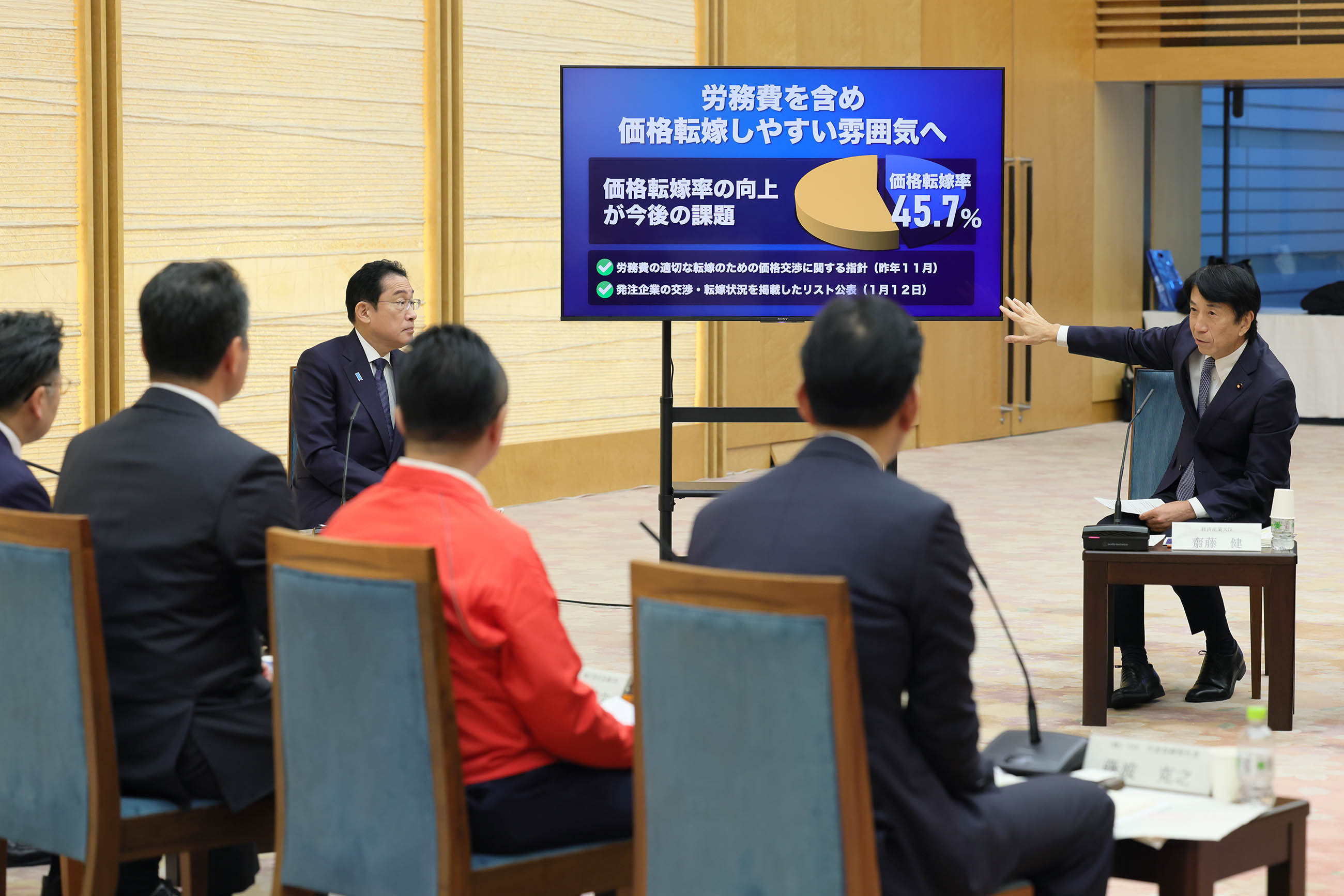 Prime Minister Kishida listening to participants of a small group talk (2)