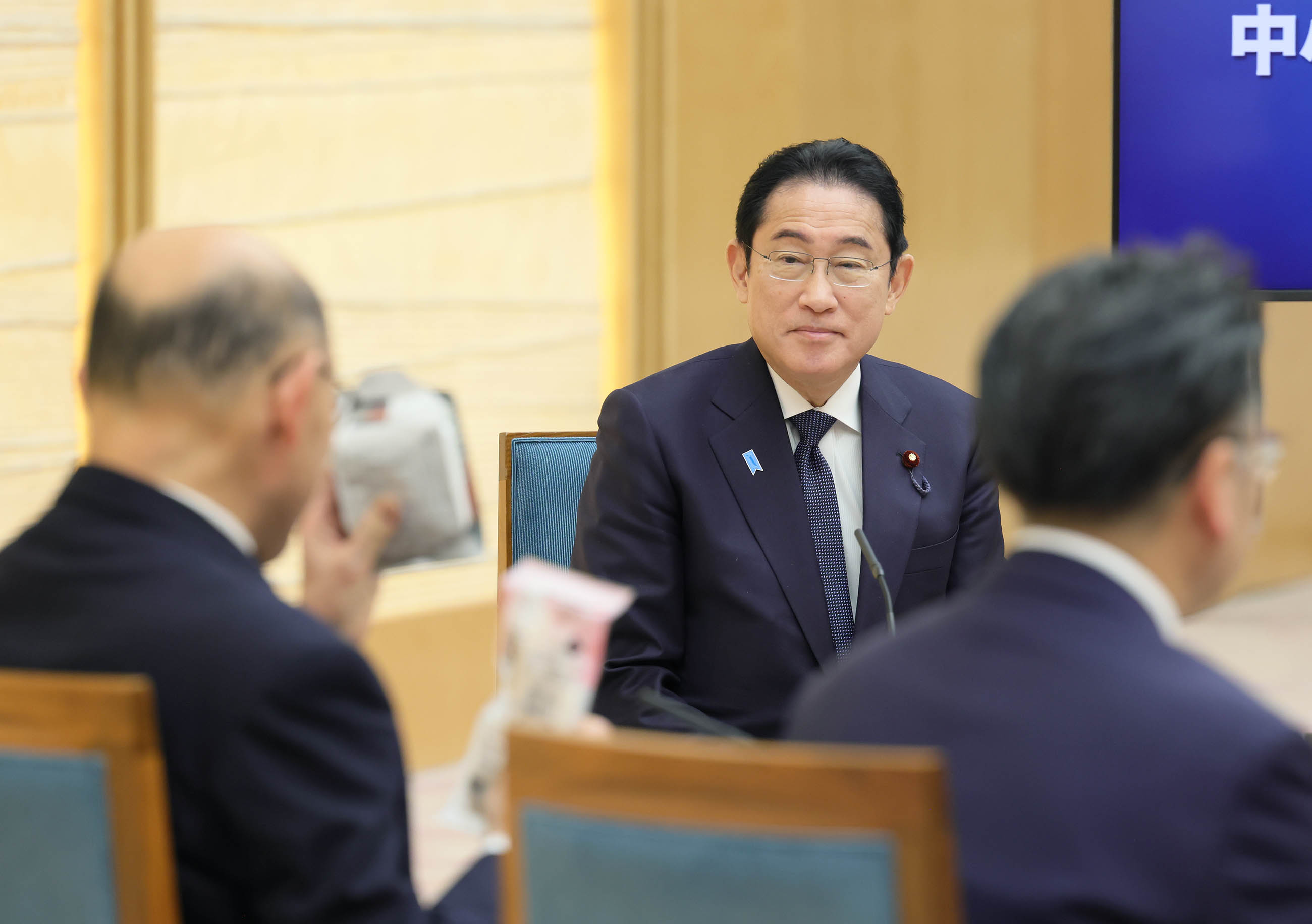 Prime Minister Kishida listening to participants of a small group talk (3)