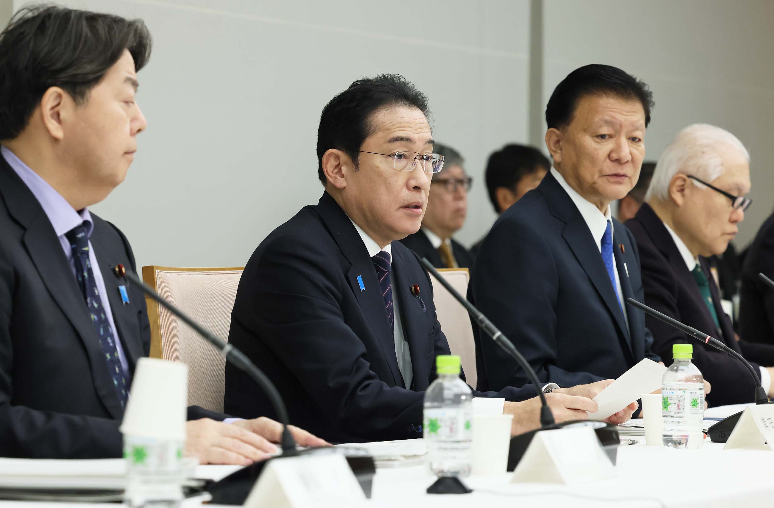 Prime Minister Kishida wrapping up an exchange of views (1)