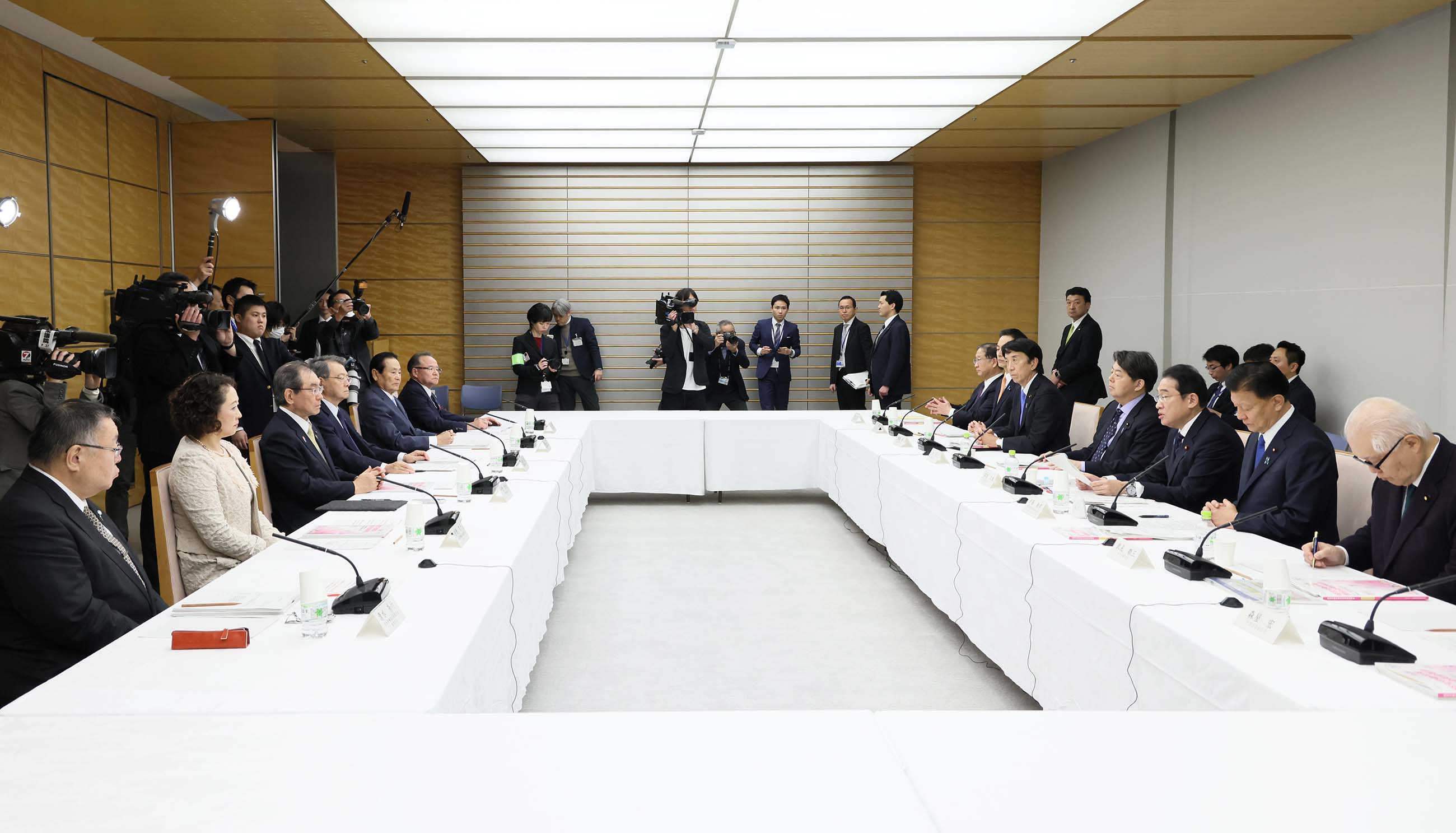 Prime Minister Kishida wrapping up an exchange of views (4)