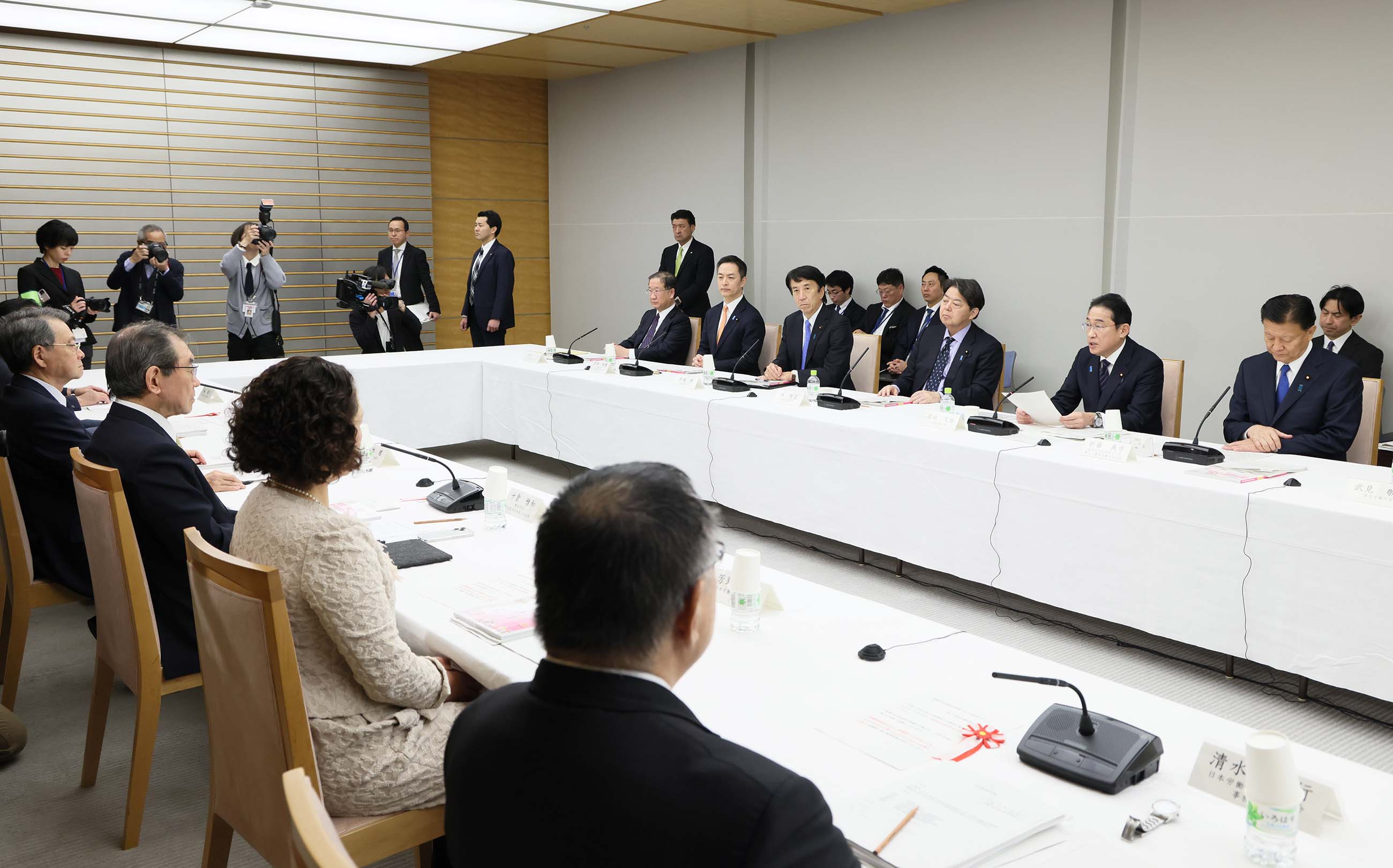 Prime Minister Kishida wrapping up an exchange of views (5)