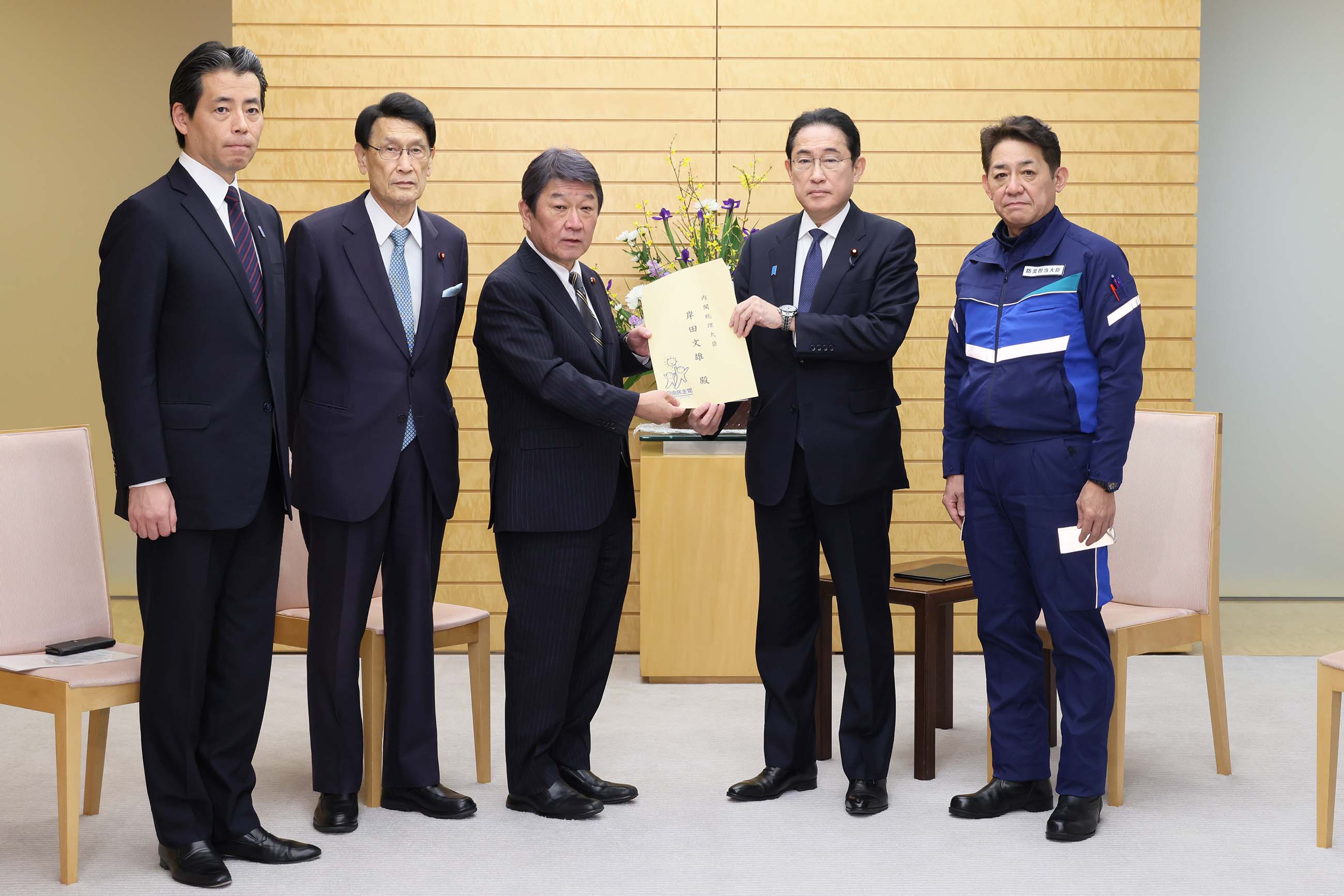 Prime Minister Kishida receiving a proposal (1)