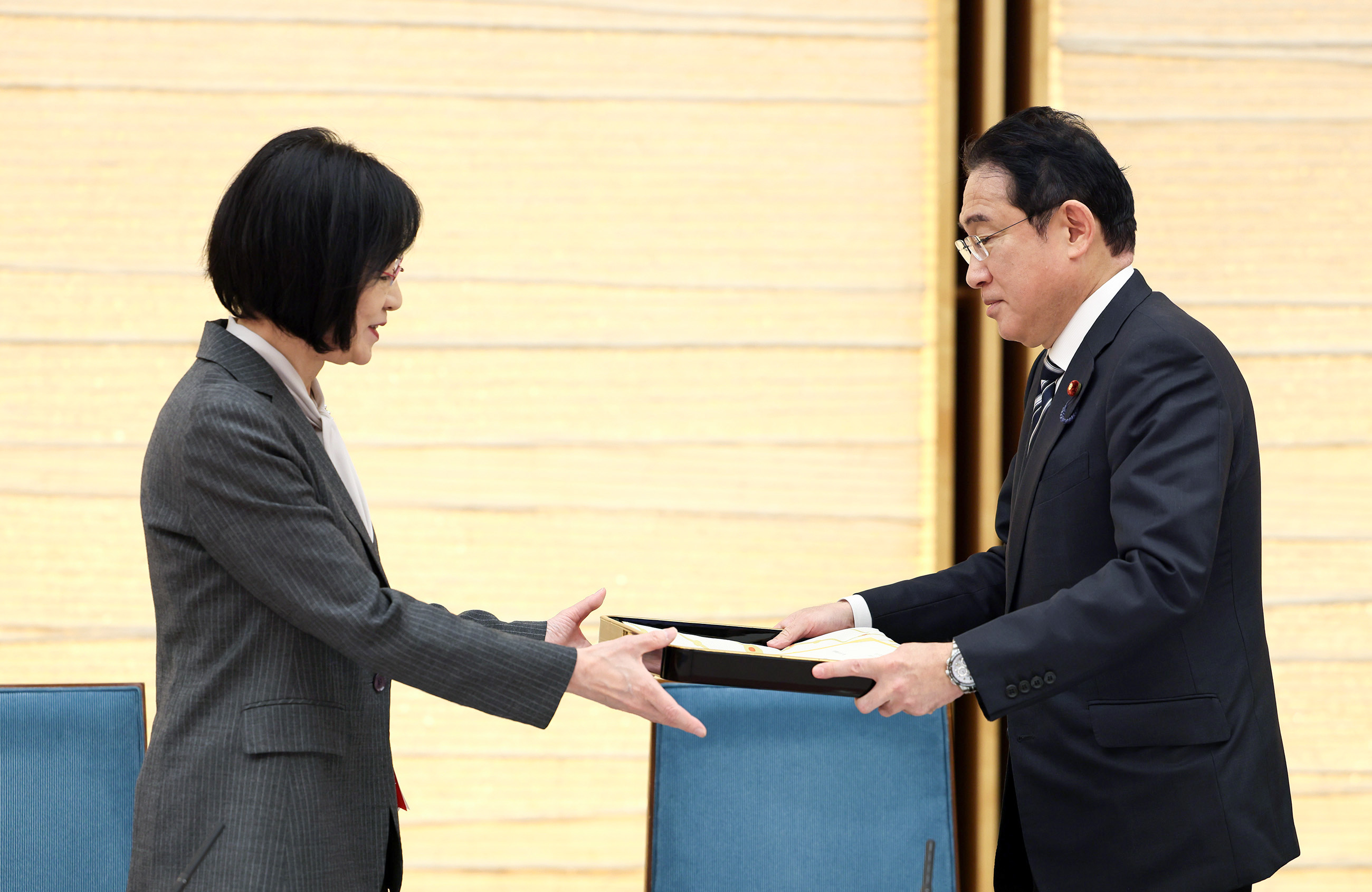 Prime Minister Kishida handing over a consultation document (1)
