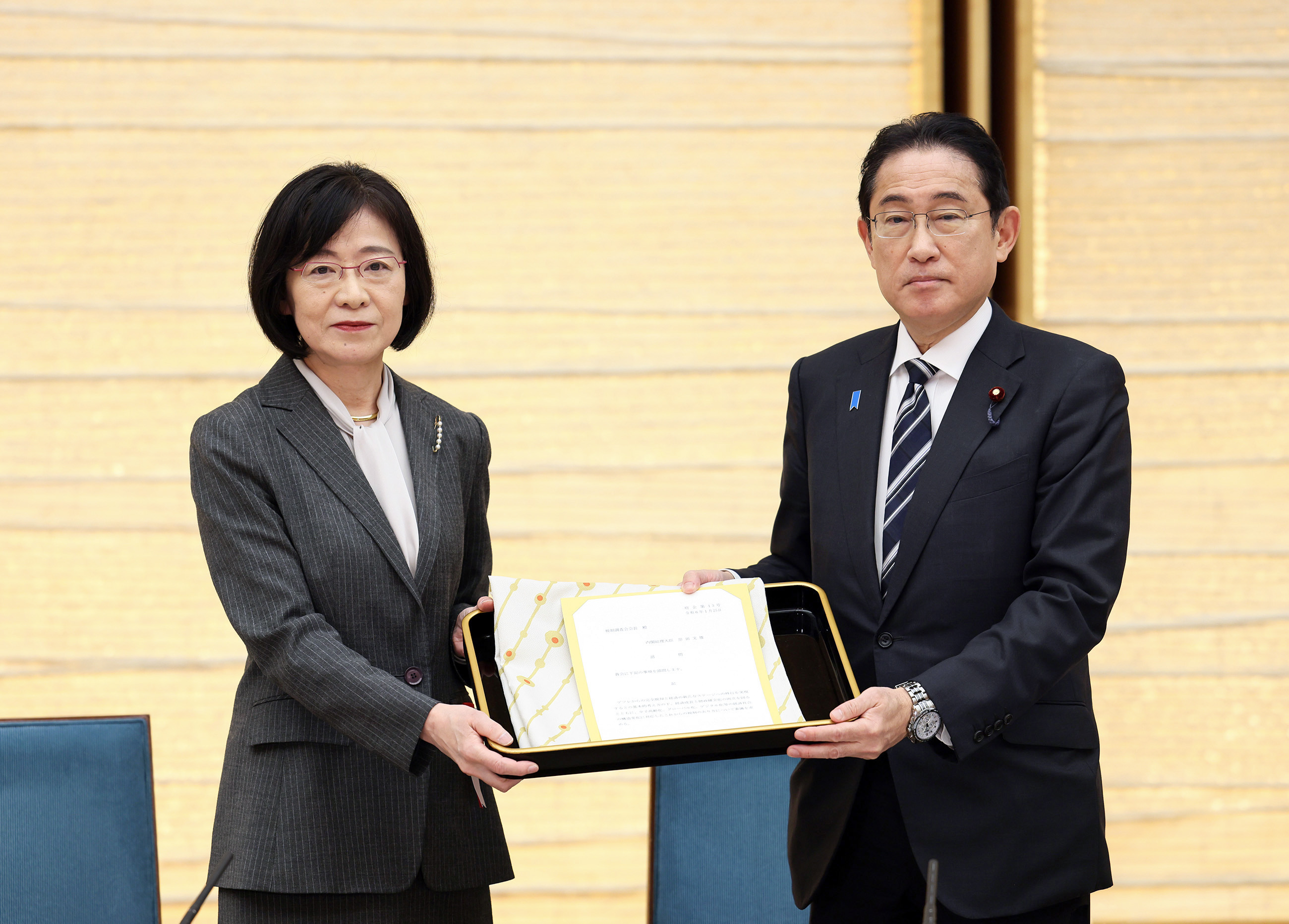 Prime Minister Kishida handing over a consultation document (2)