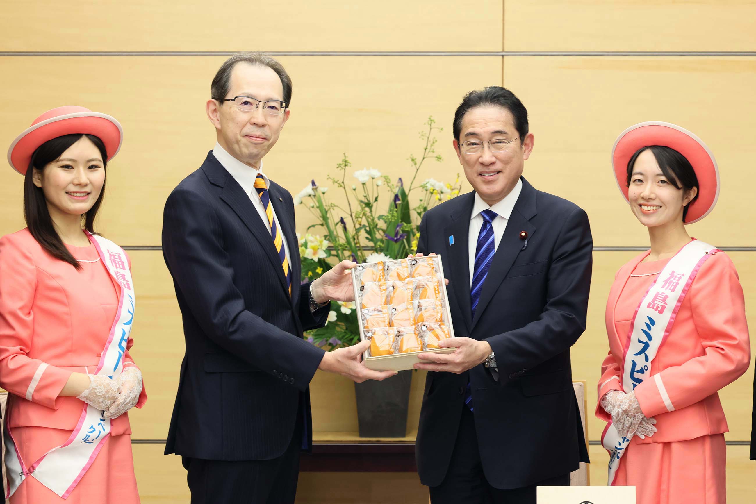 Prime Minister Kishida being presented with Anpogaki persimmons (2)