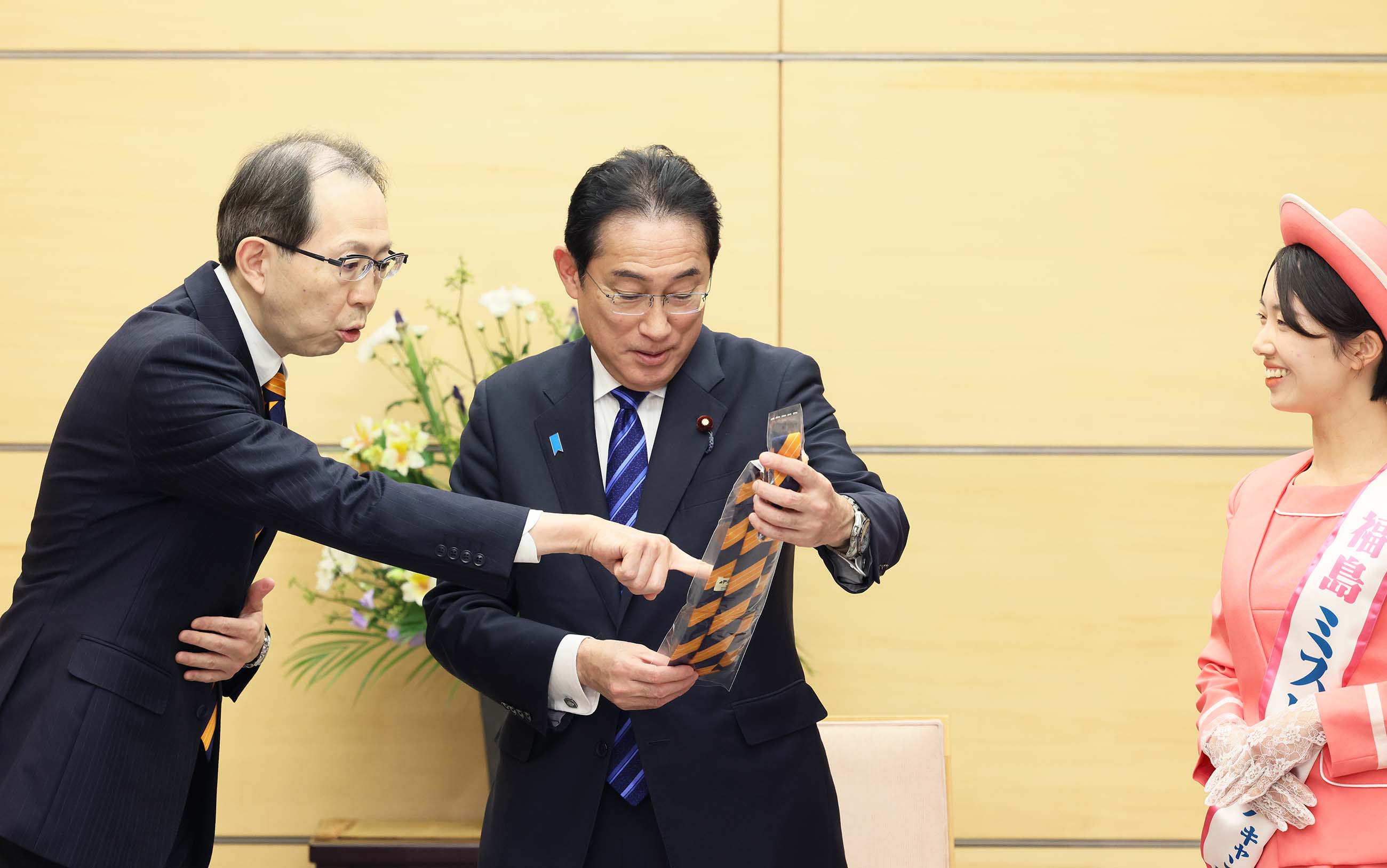Prime Minister Kishida being presented with Anpogaki persimmons (3)