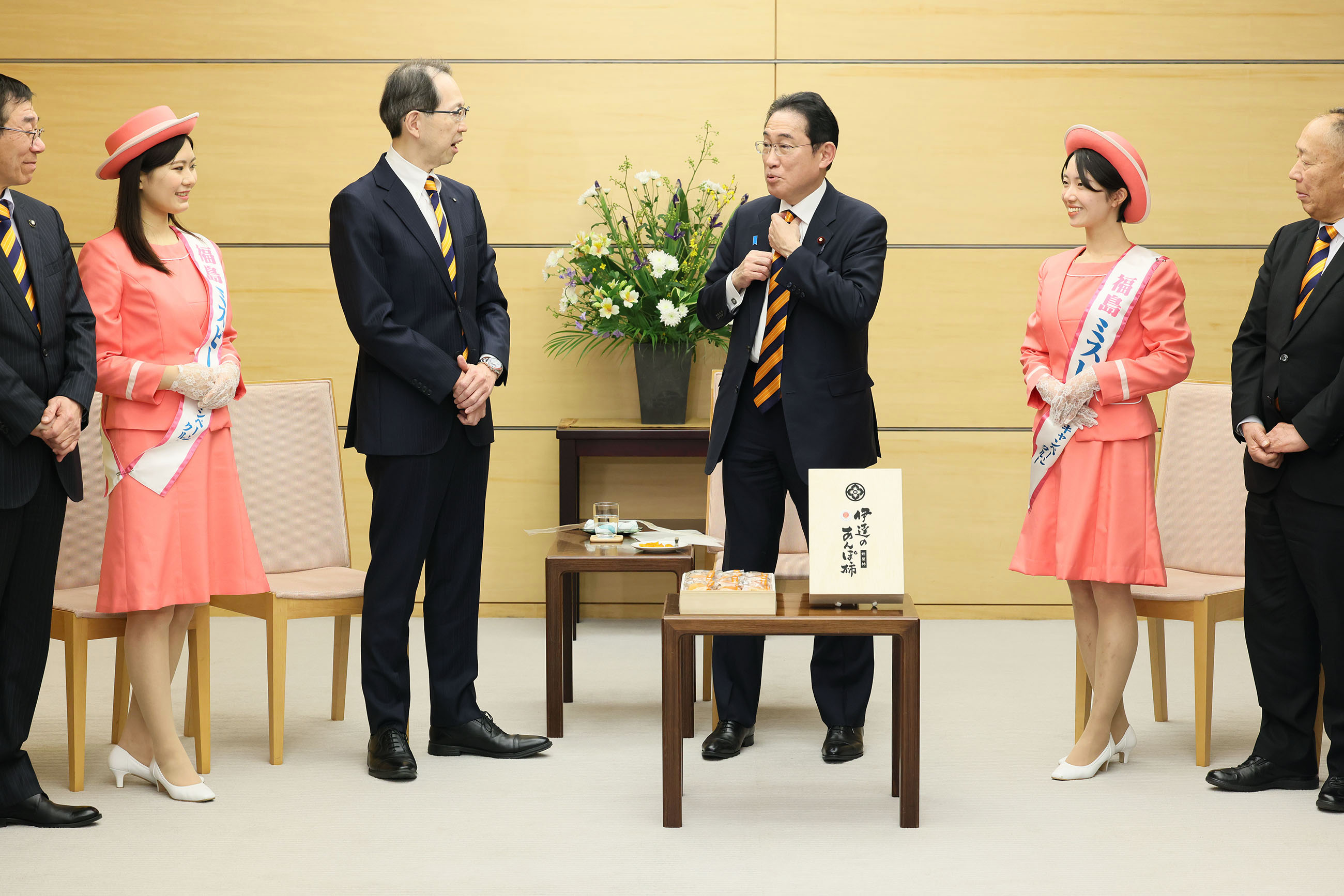 Prime Minister Kishida being presented with Anpogaki persimmons (4)