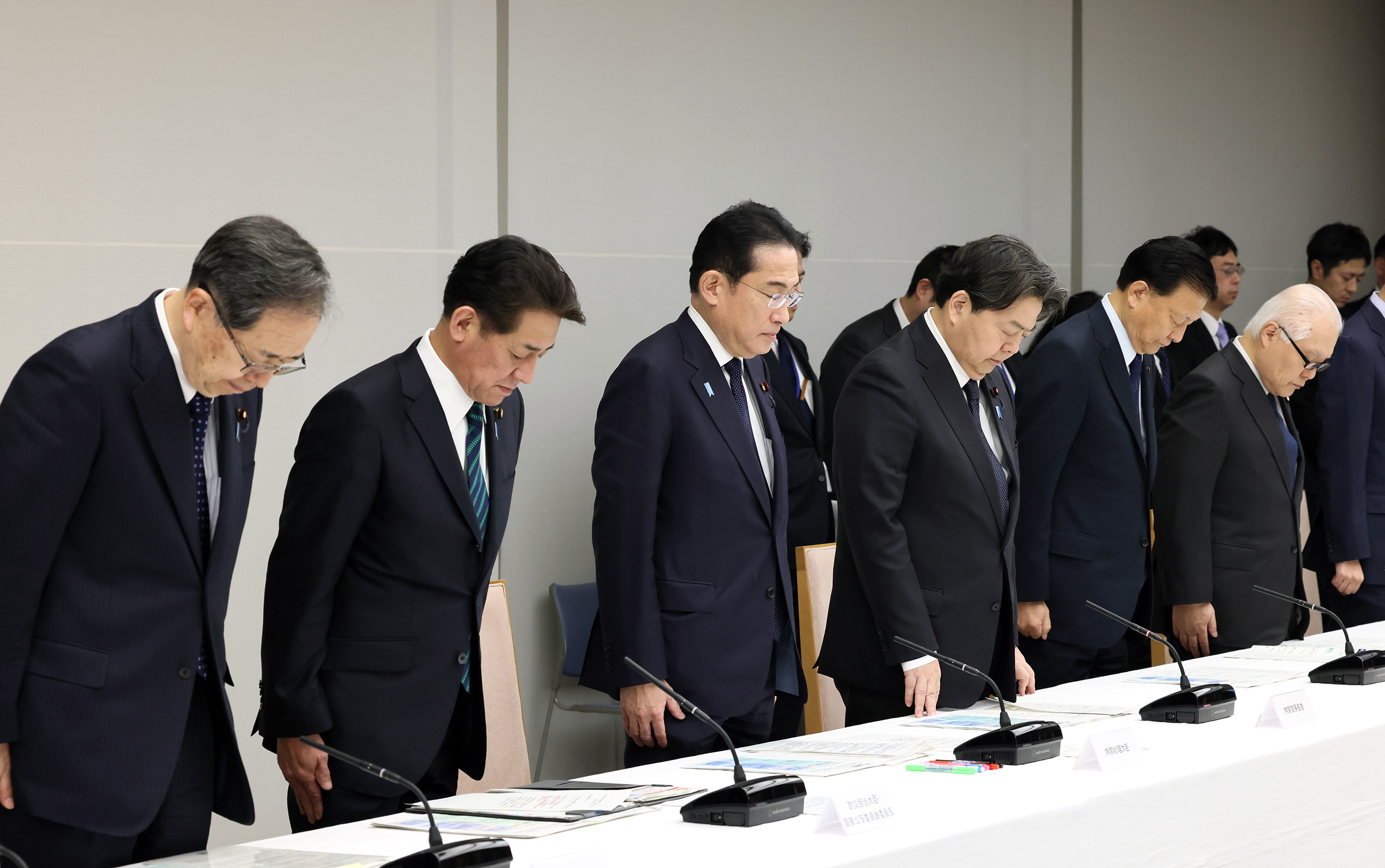 Prime Minister Kishida offering a silent prayer (1)